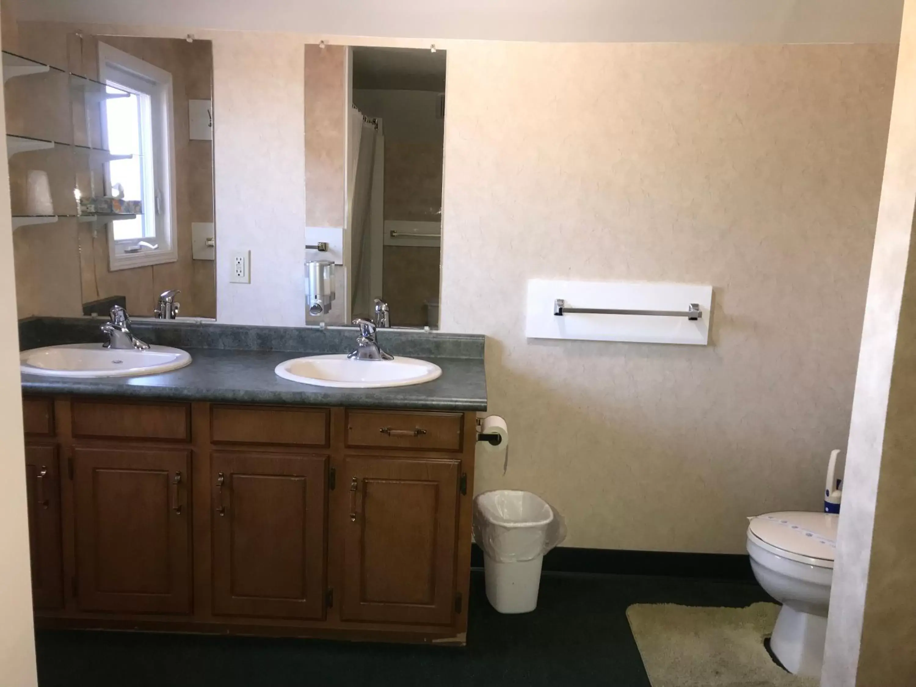 Bathroom in Country Inn Listowel