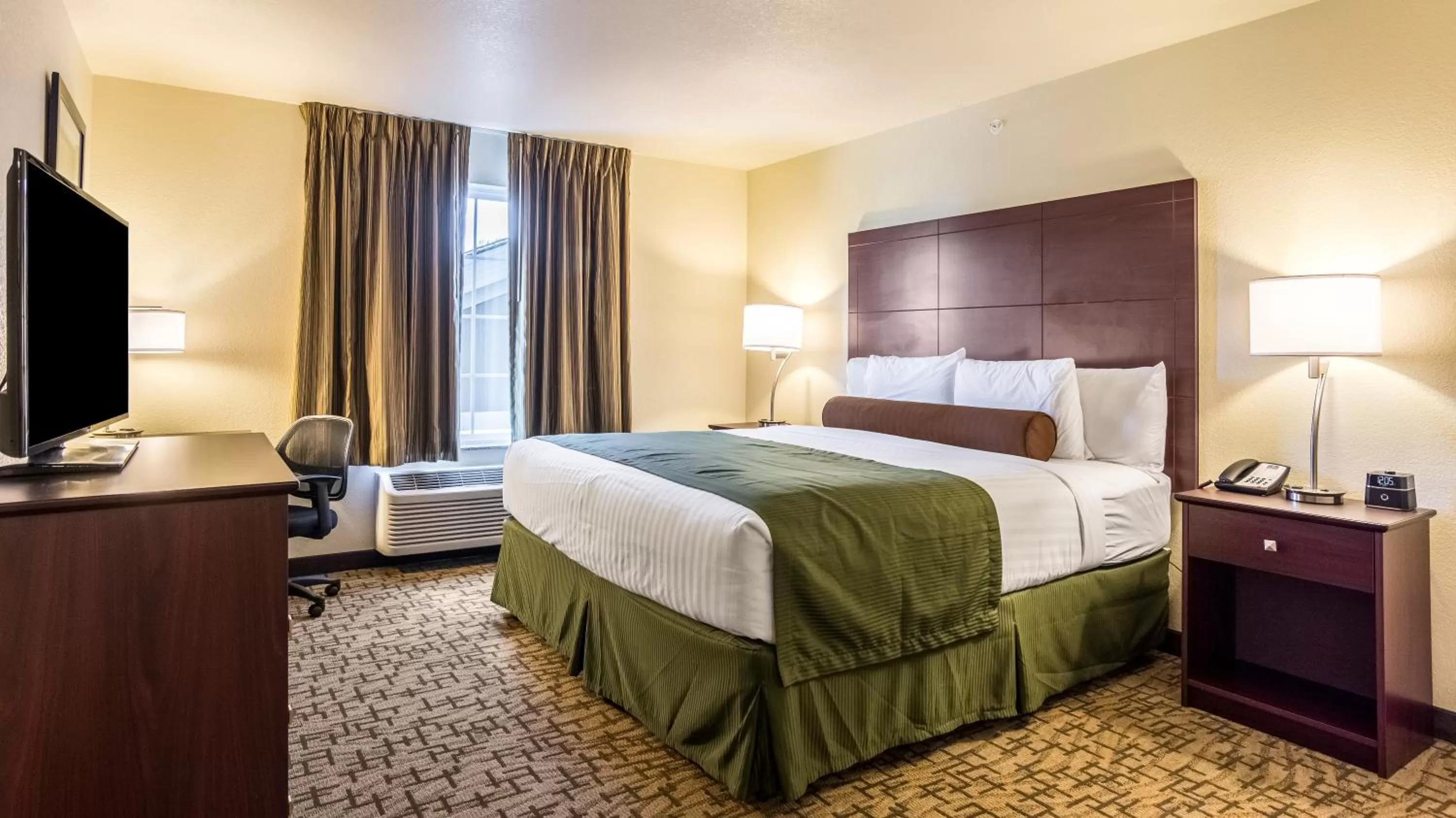 Bed in Cobblestone Hotel & Suites - Greenville