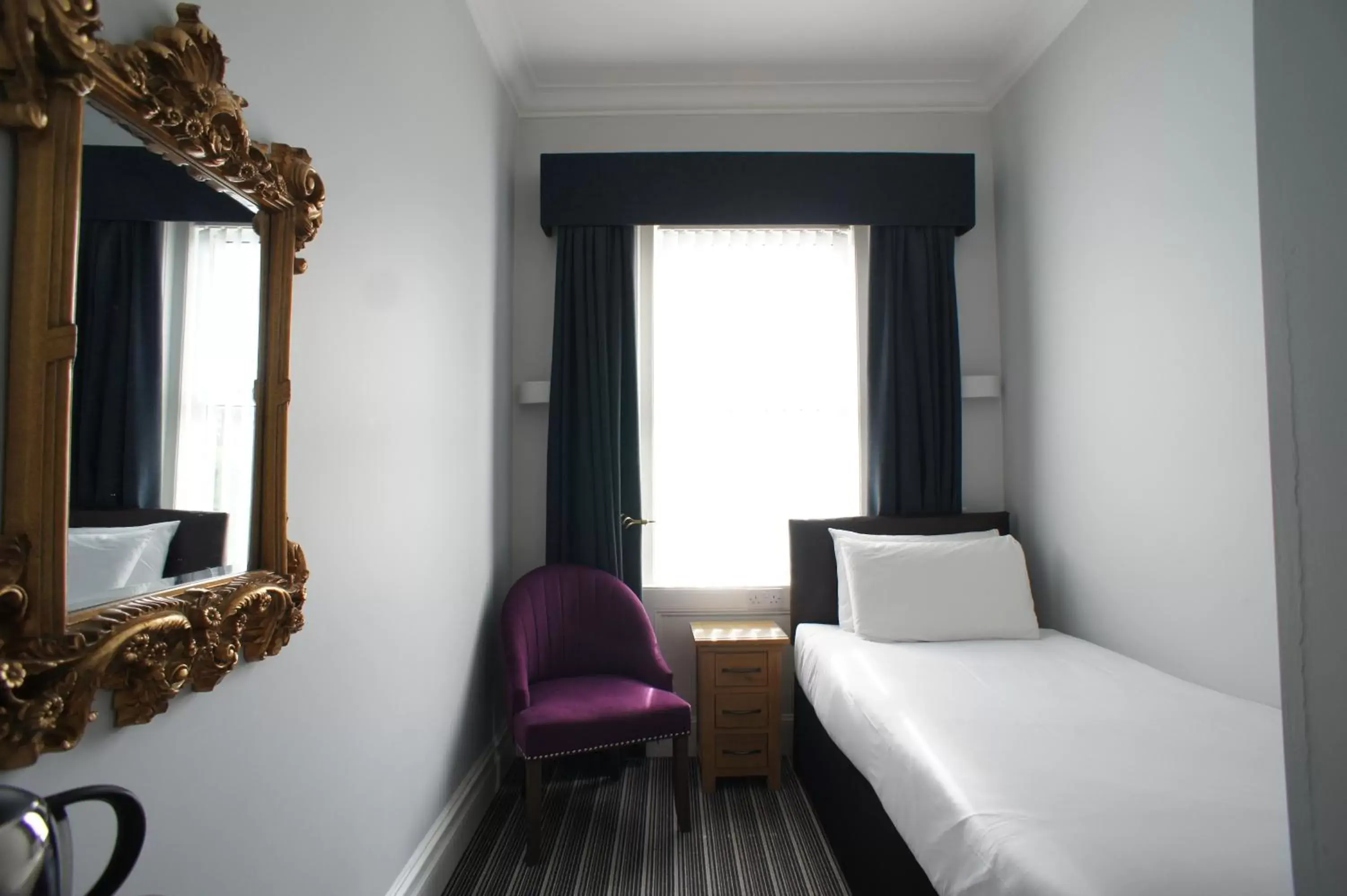 Single Room in Applewood Hotel