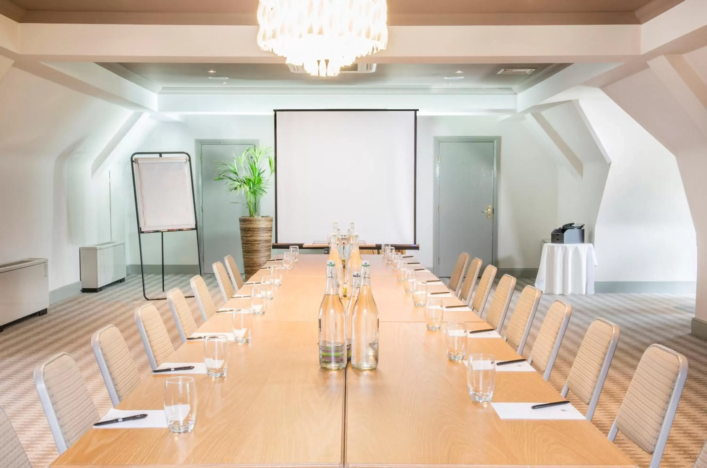 Meeting/conference room in voco - Oxford Thames, an IHG Hotel