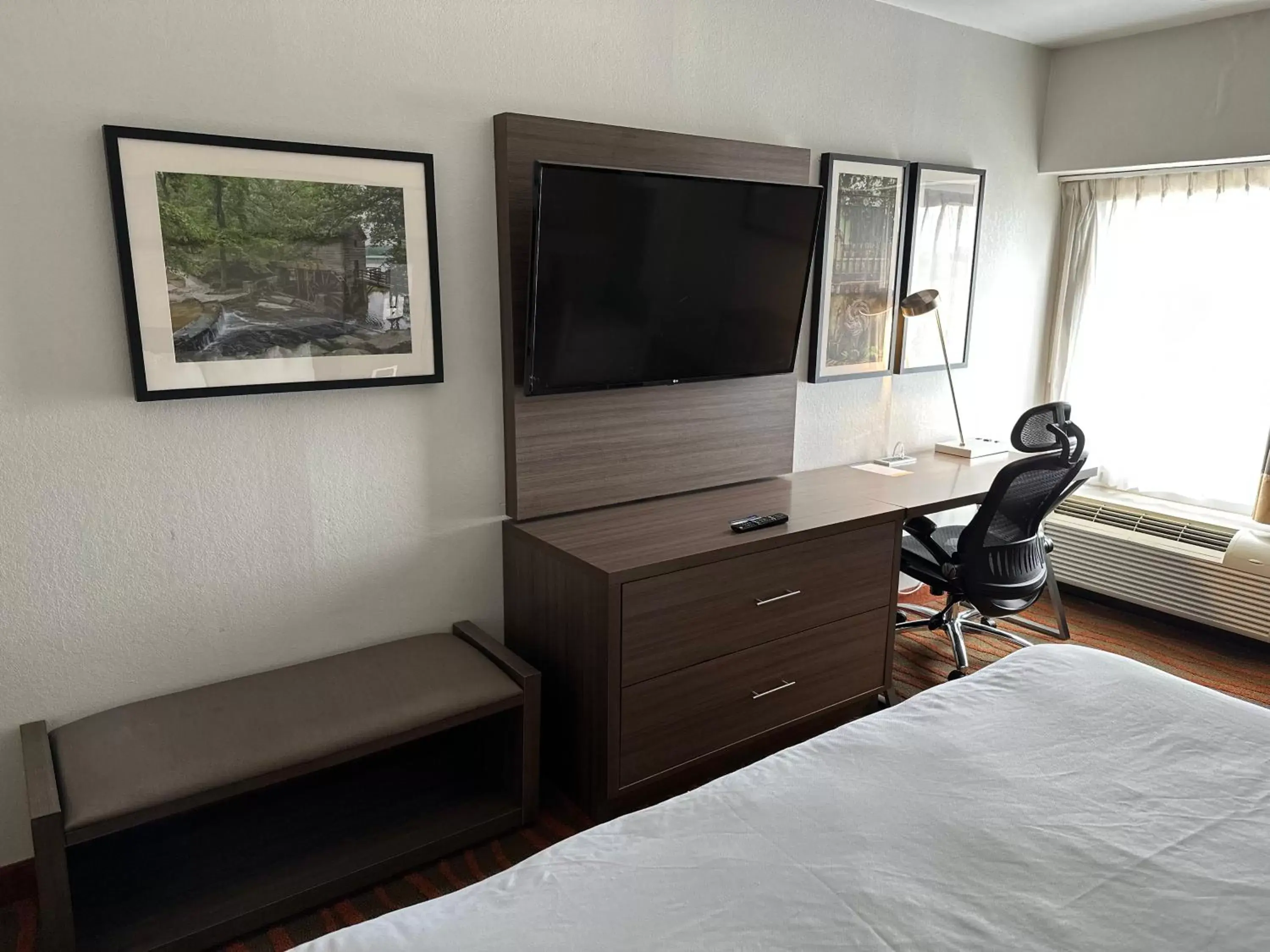 Bedroom, TV/Entertainment Center in Comfort Inn Conyers