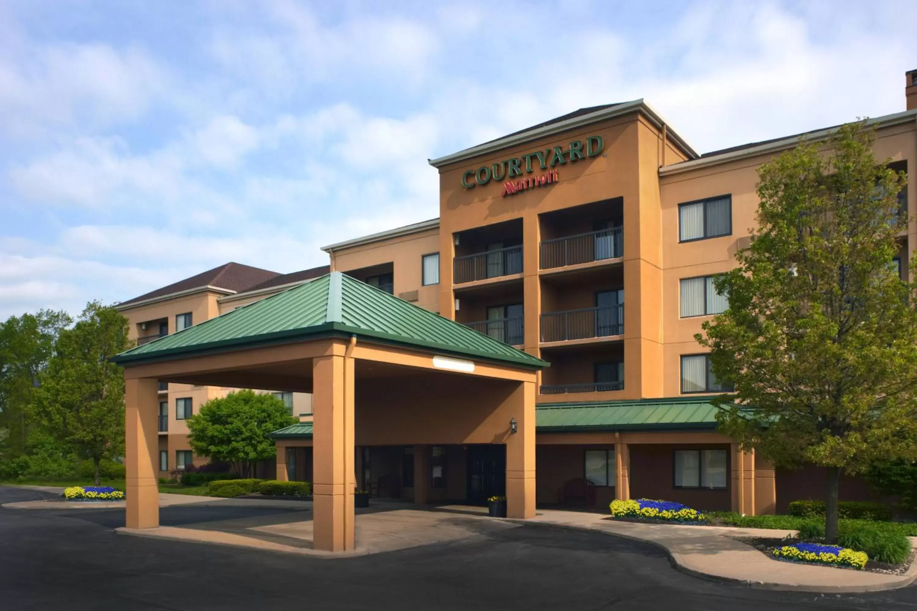 Property Building in Courtyard Cleveland Airport South