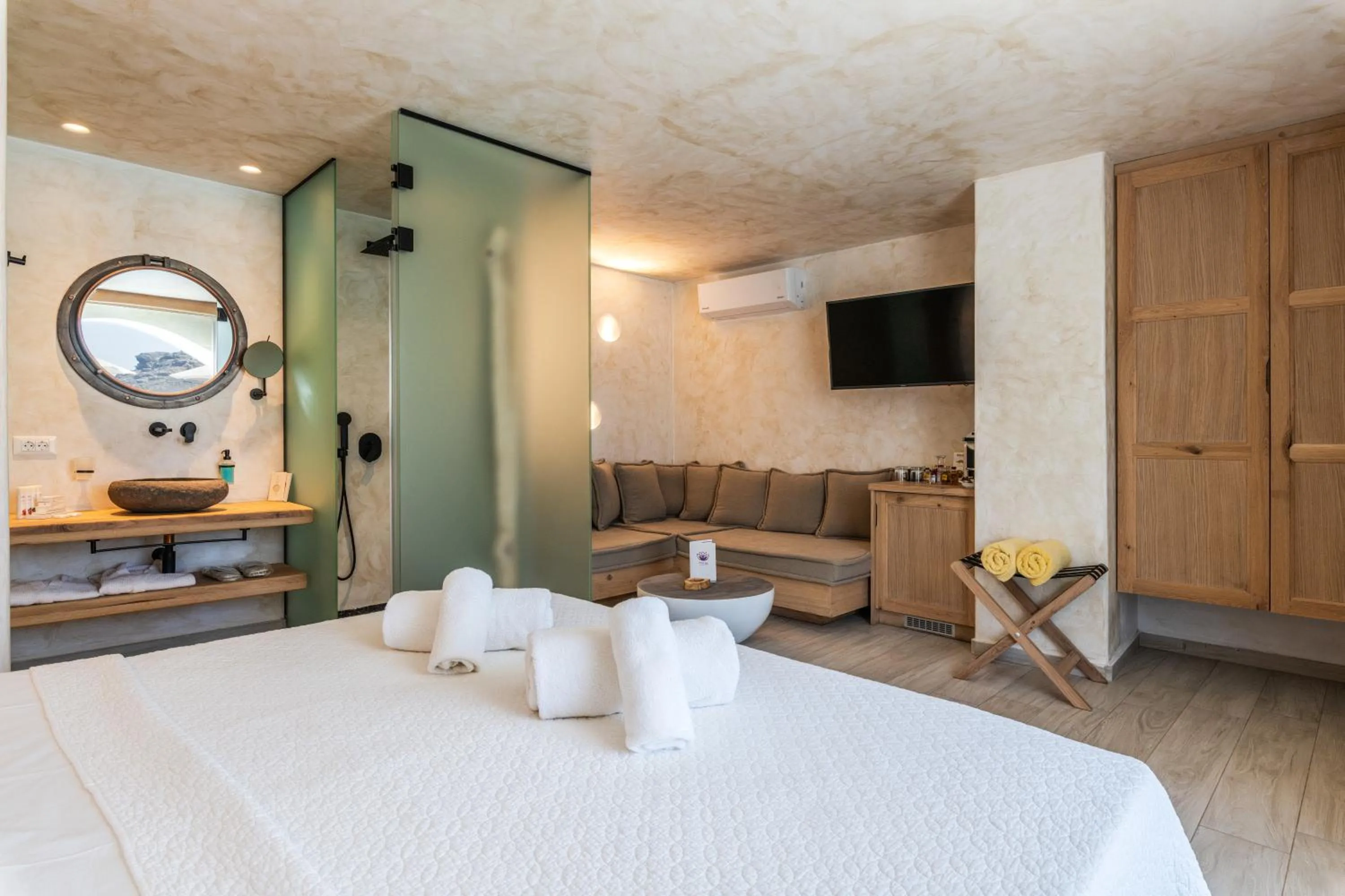 TV and multimedia, Bed in Panormos Village Hotel