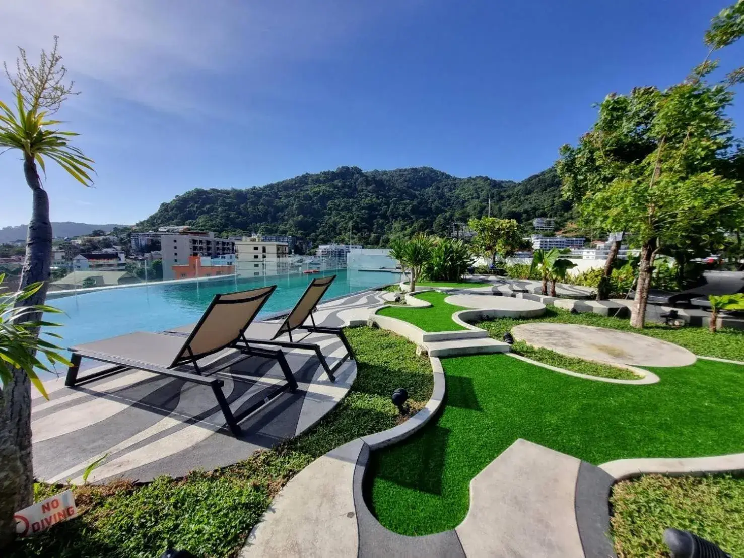 Swimming pool in Mercure Phuket Patong Journeyhub Swimming pool in Mercure Phuket Patong Journeyhub