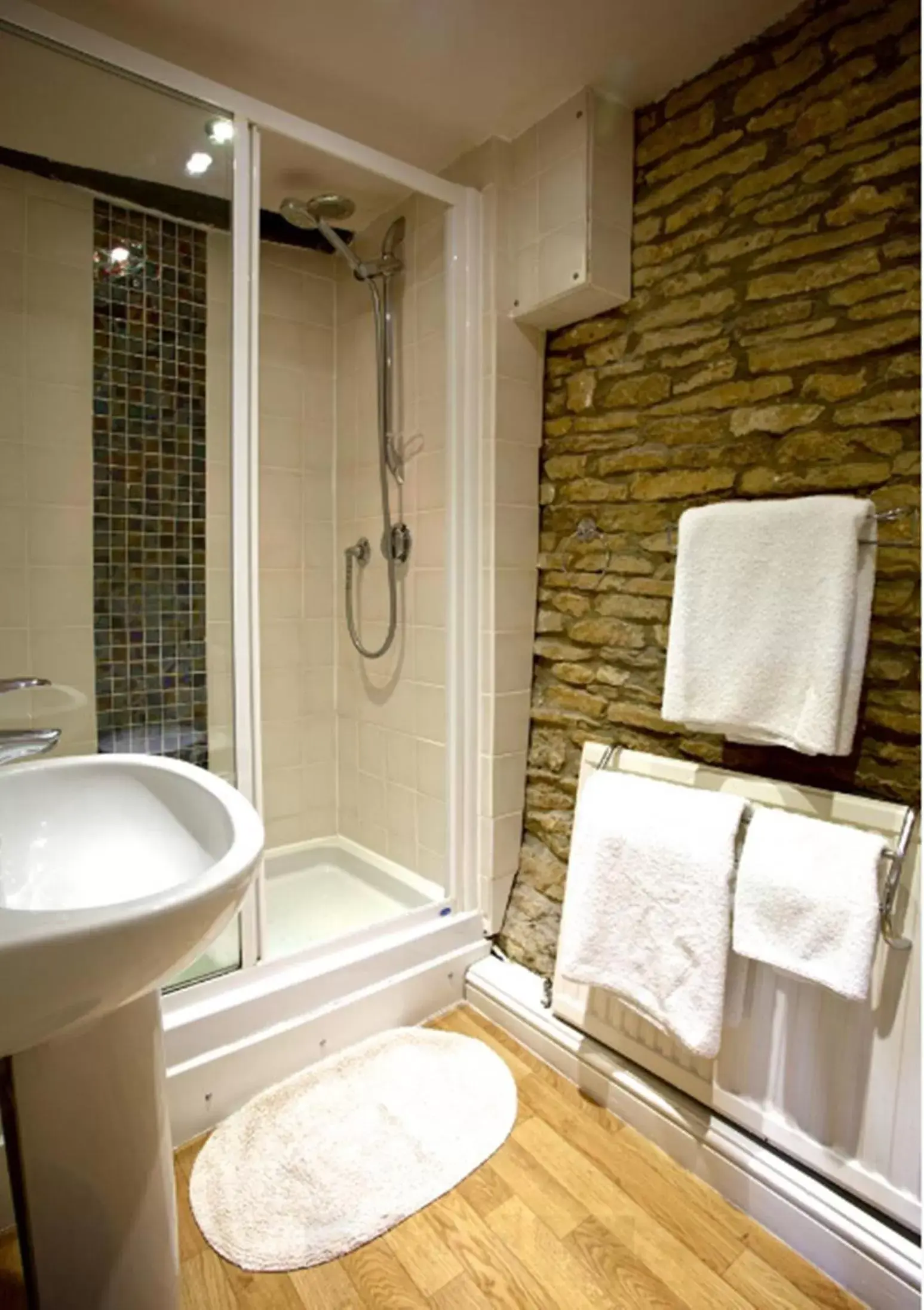 Shower, Bathroom in The Lamb Inn