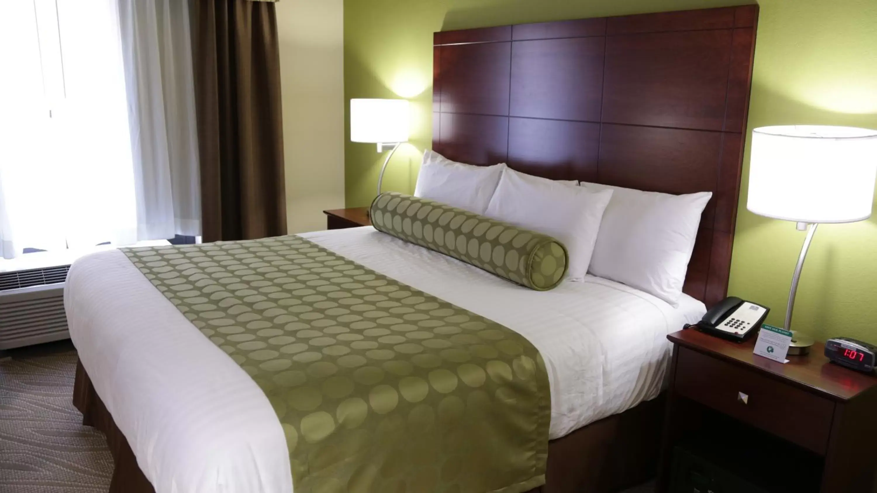 Bed in Cobblestone Inn & Suites - Marquette