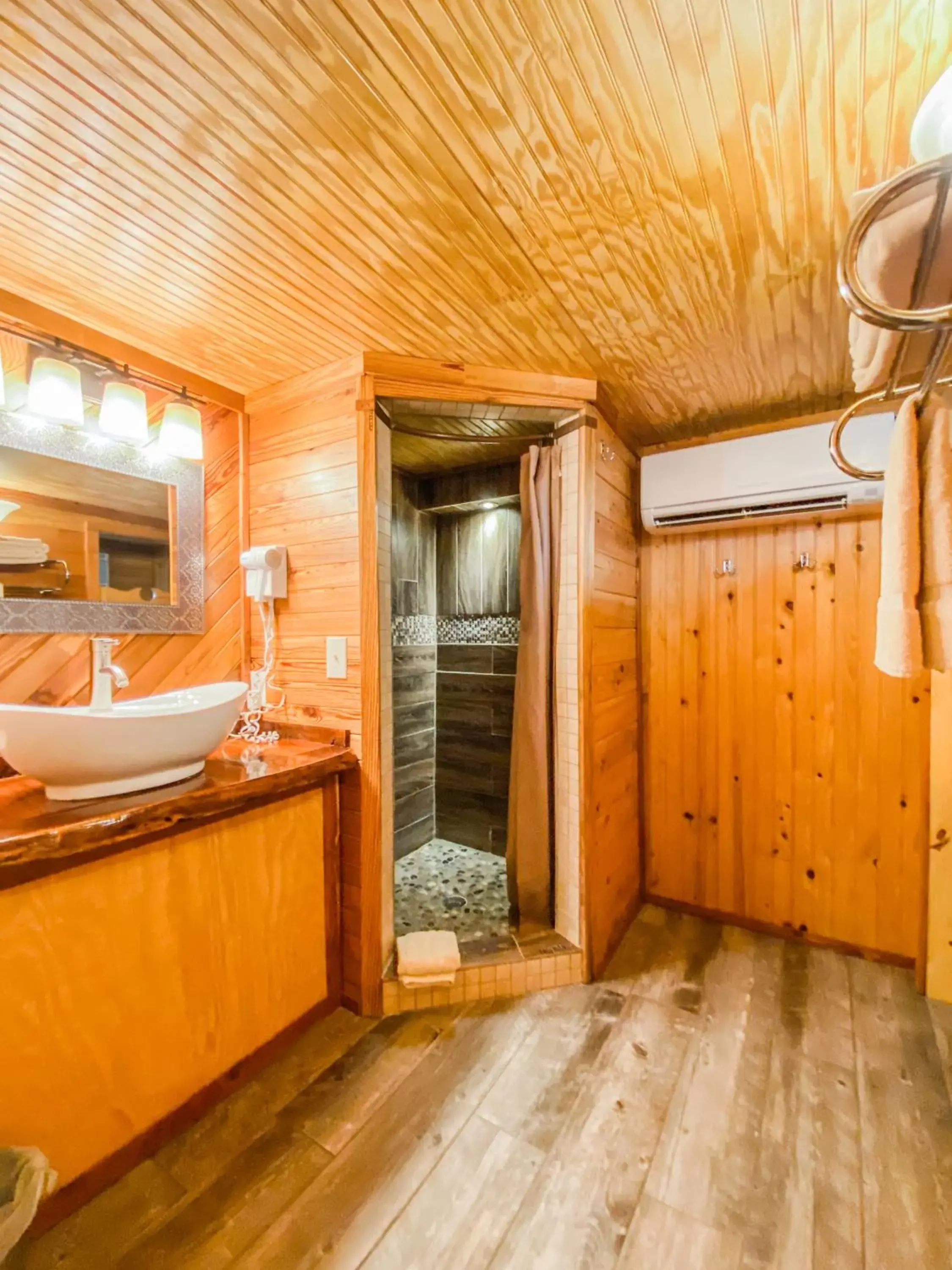 Shower, Bathroom in Inn at the Art Center