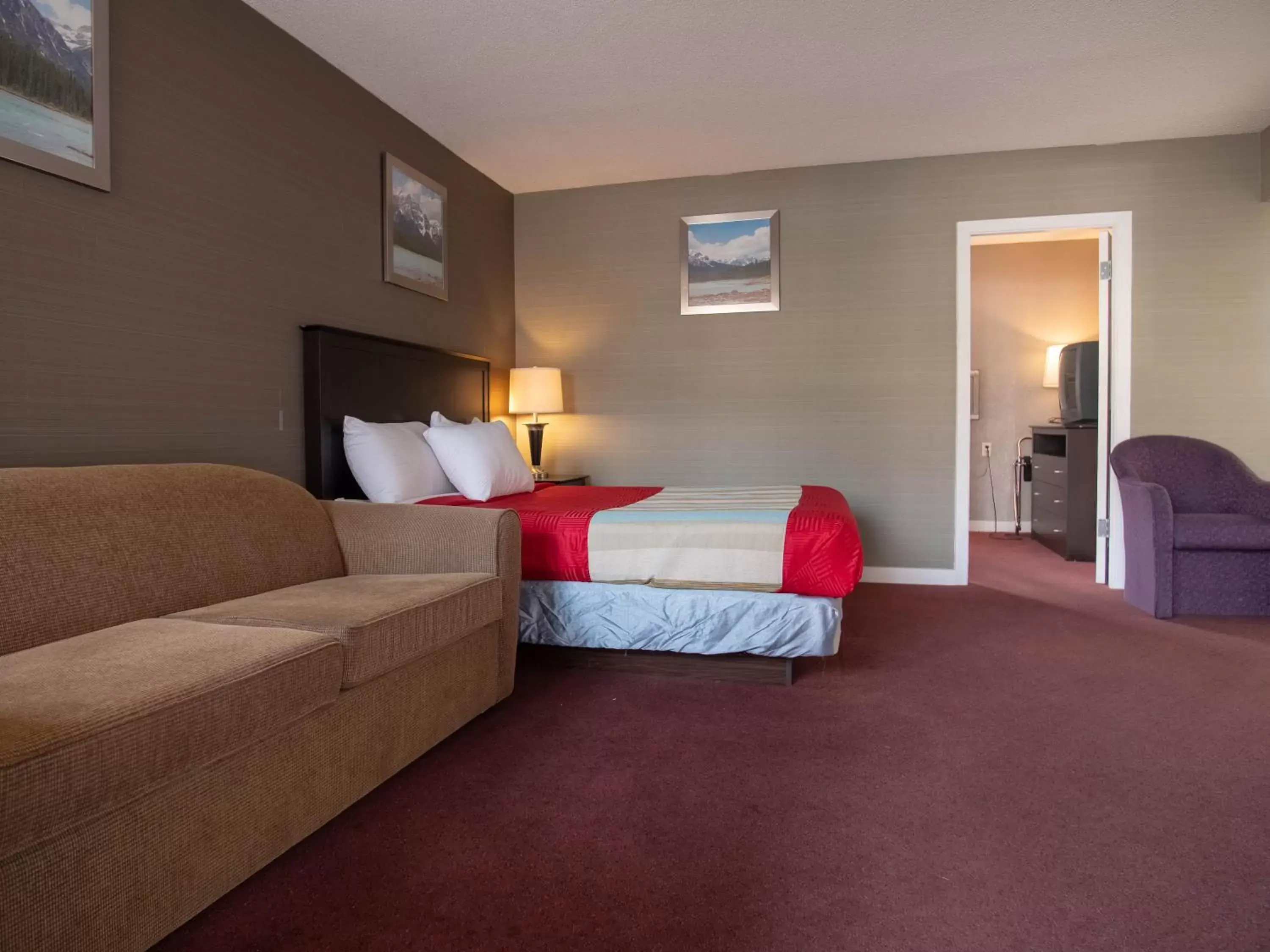 Bed in Best Budget Inn & Suites Kamloops