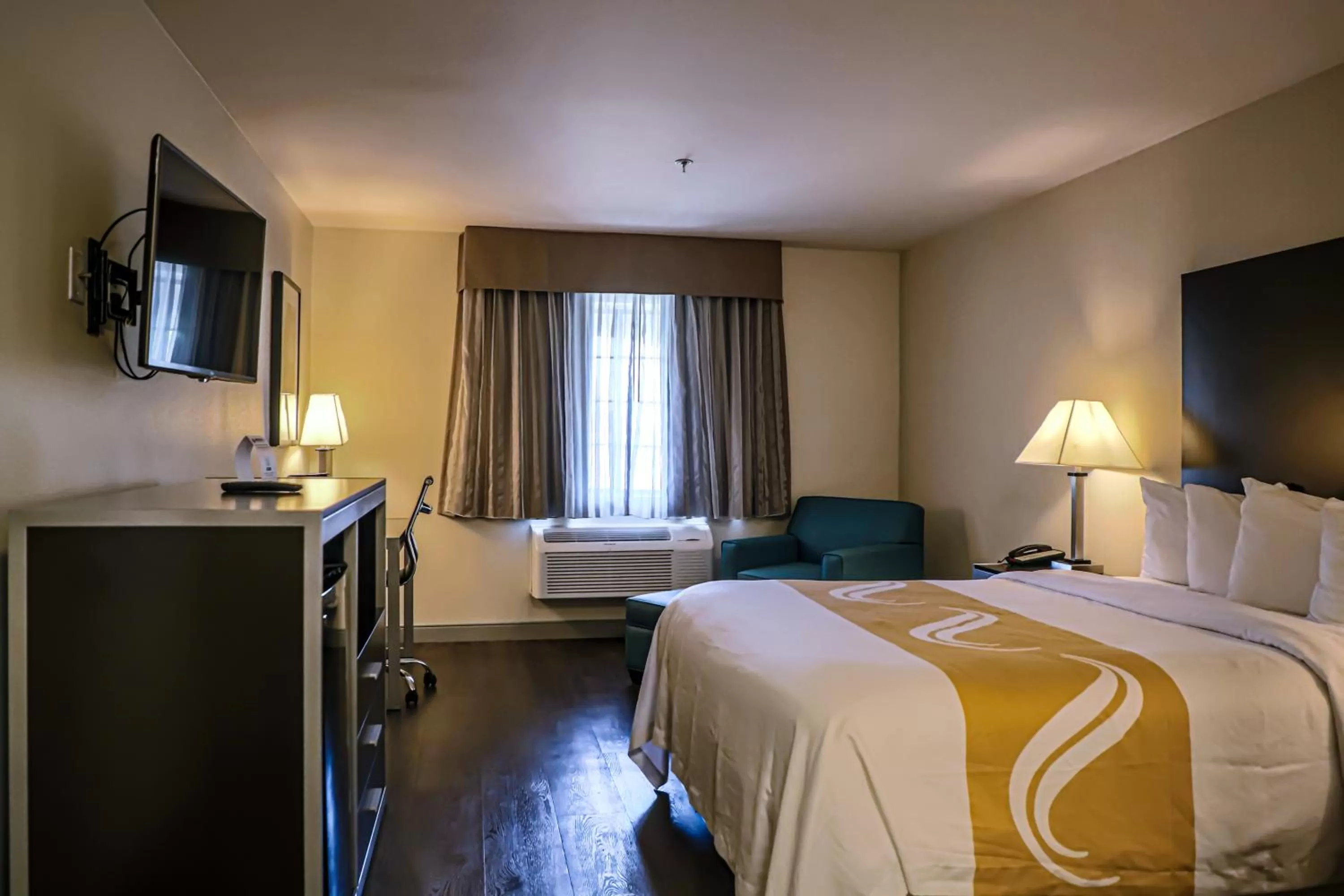 Bedroom, Bed in Quality Inn & Suites Camarillo-Oxnard