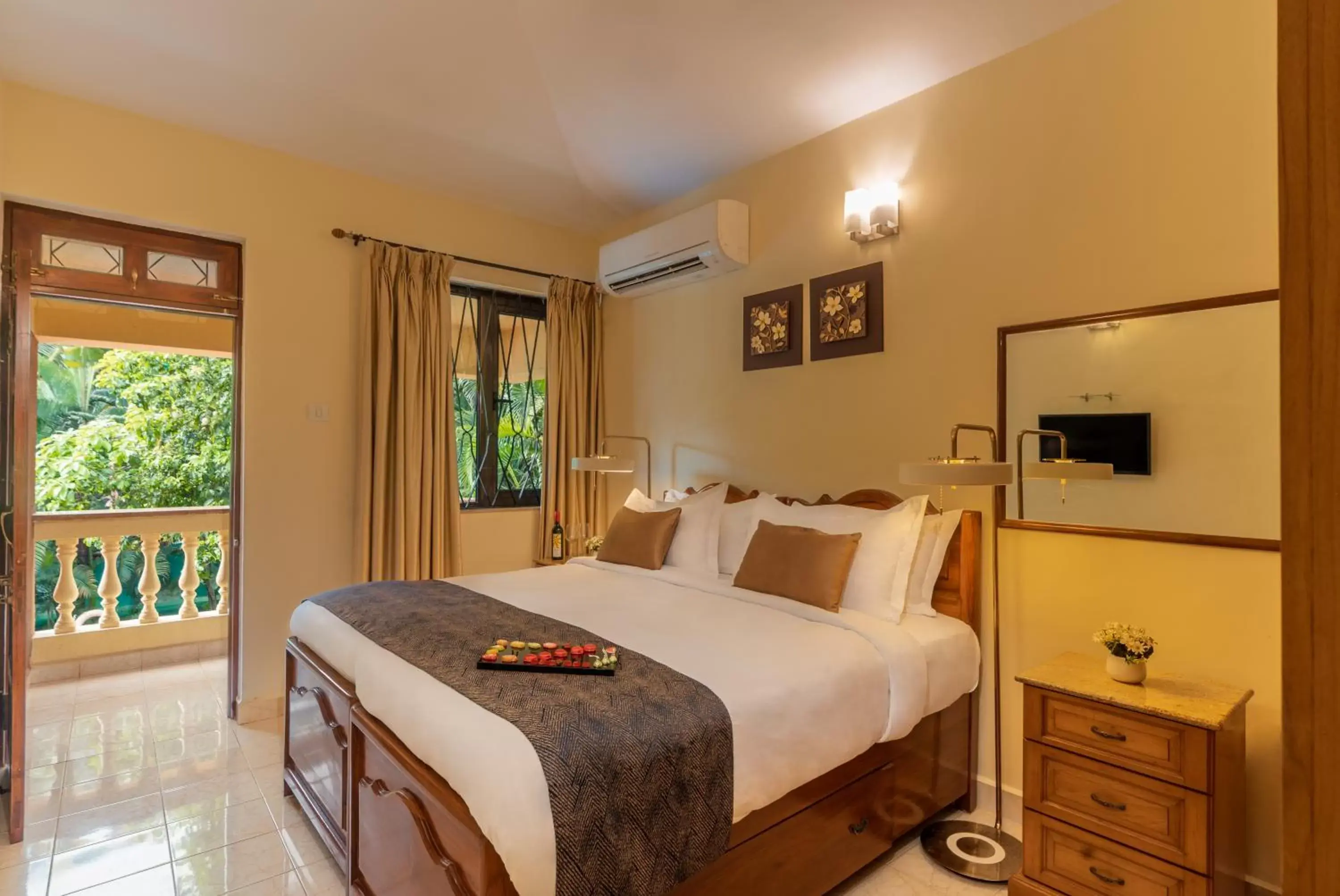 Bedroom, Bed in De Mandarin Beach Resort Suites & Villas, Candolim