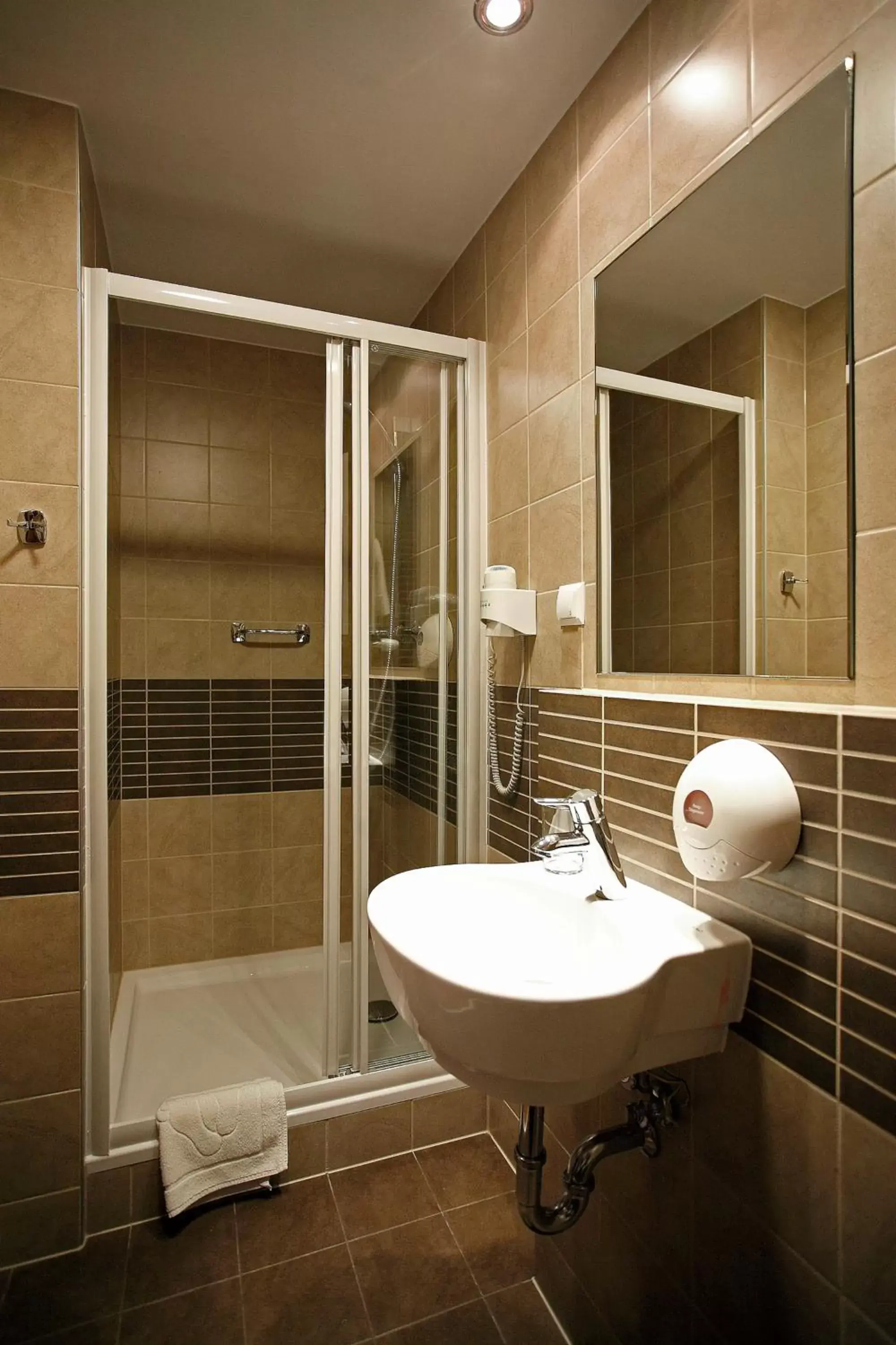 Shower, Bathroom in Hotel Wyspiański