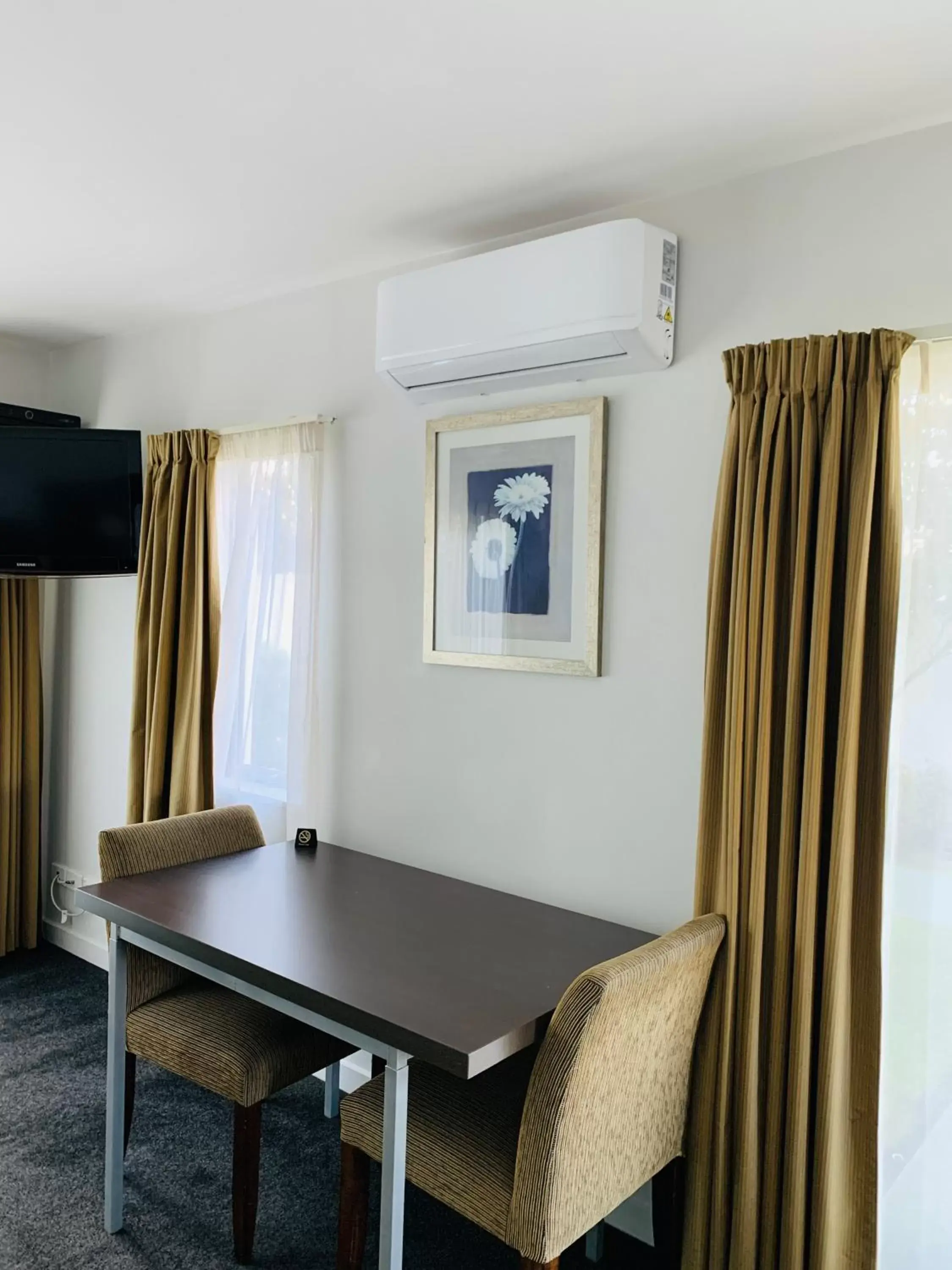 air conditioner, Dining Area in Airport Delta Motel