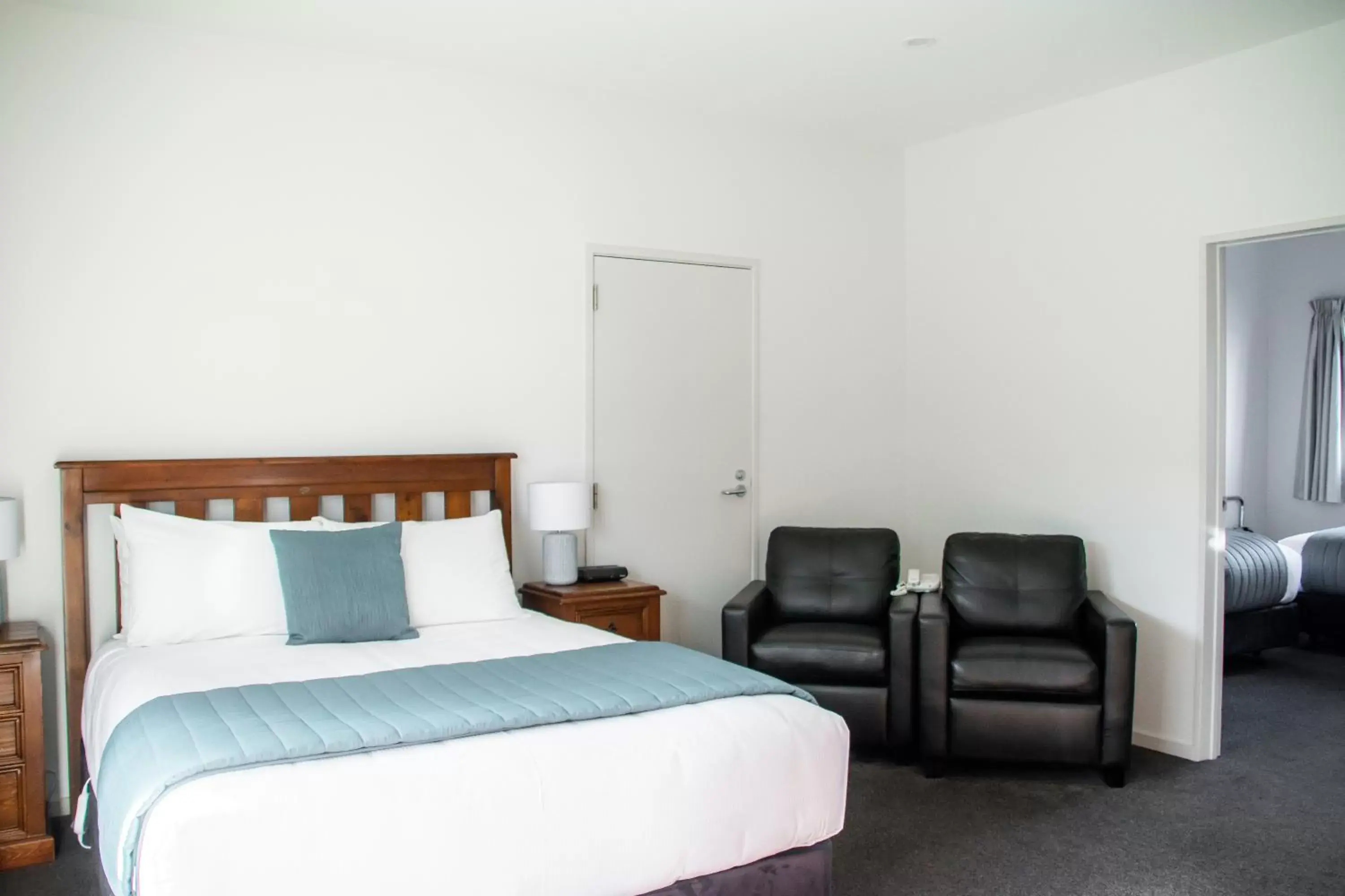 Seating area, Bed in Carrick Lodge Motel