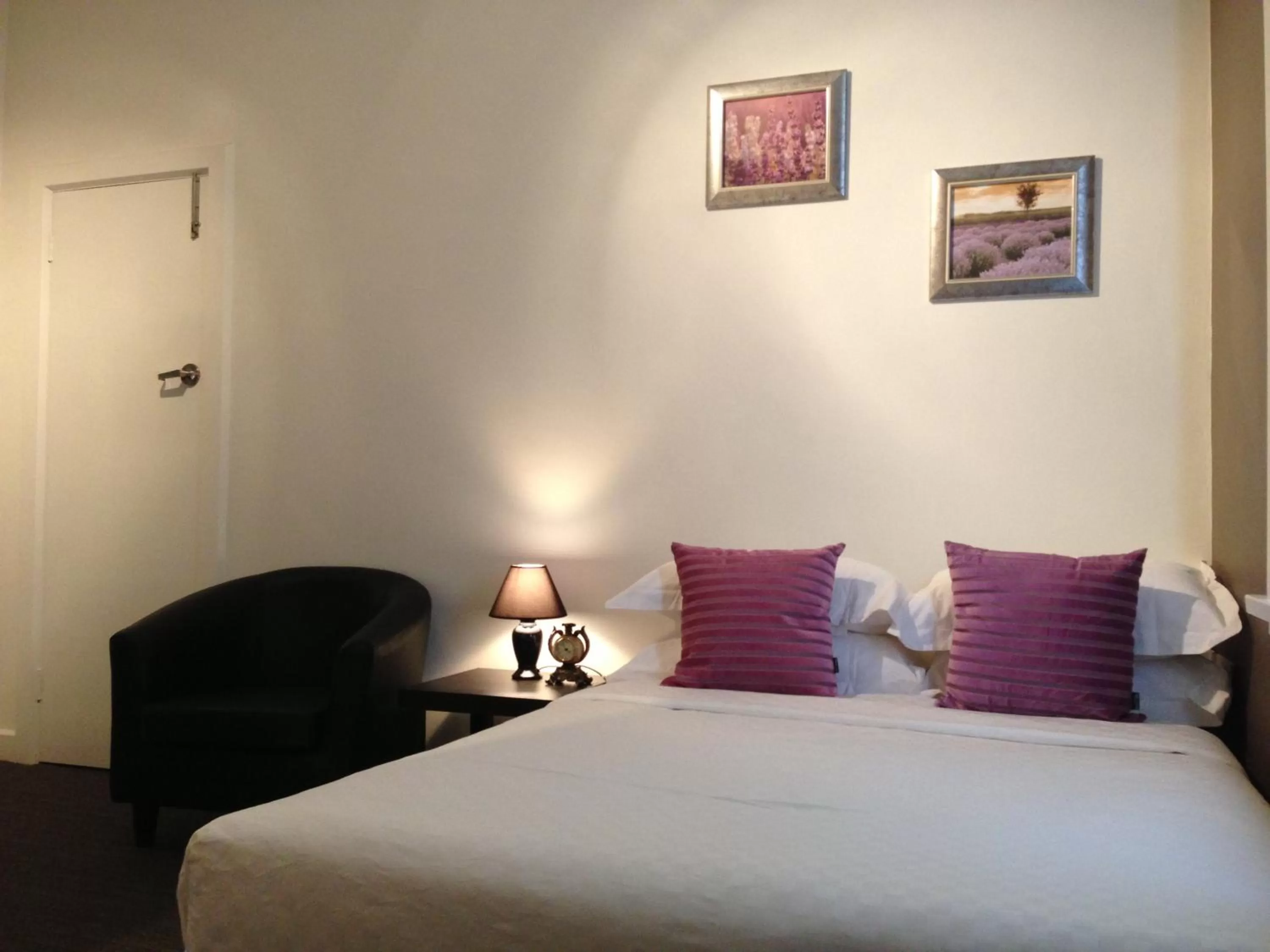 Bedroom, Bed in Centennial Inn on Bathurst