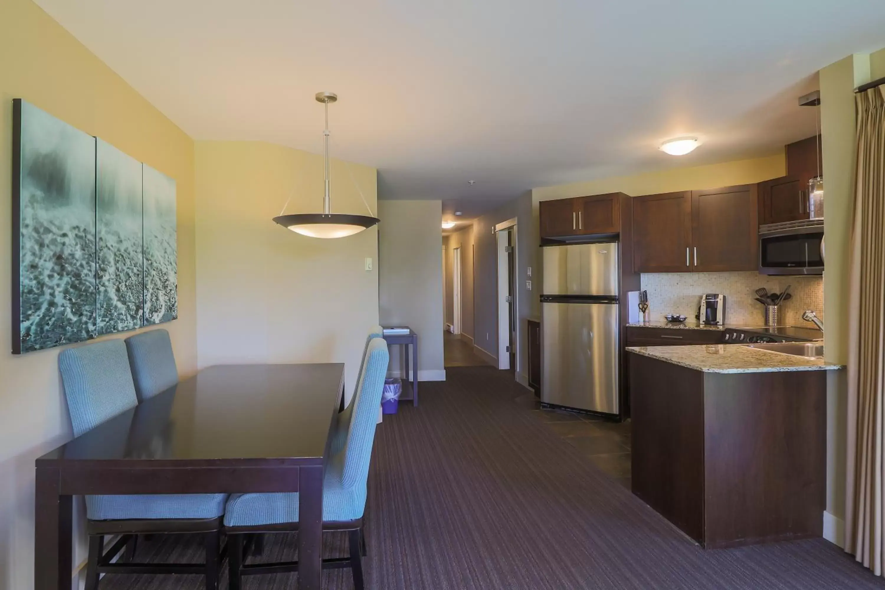 Dining area, Kitchen/Kitchenette in Pacific Shores Resort & Spa