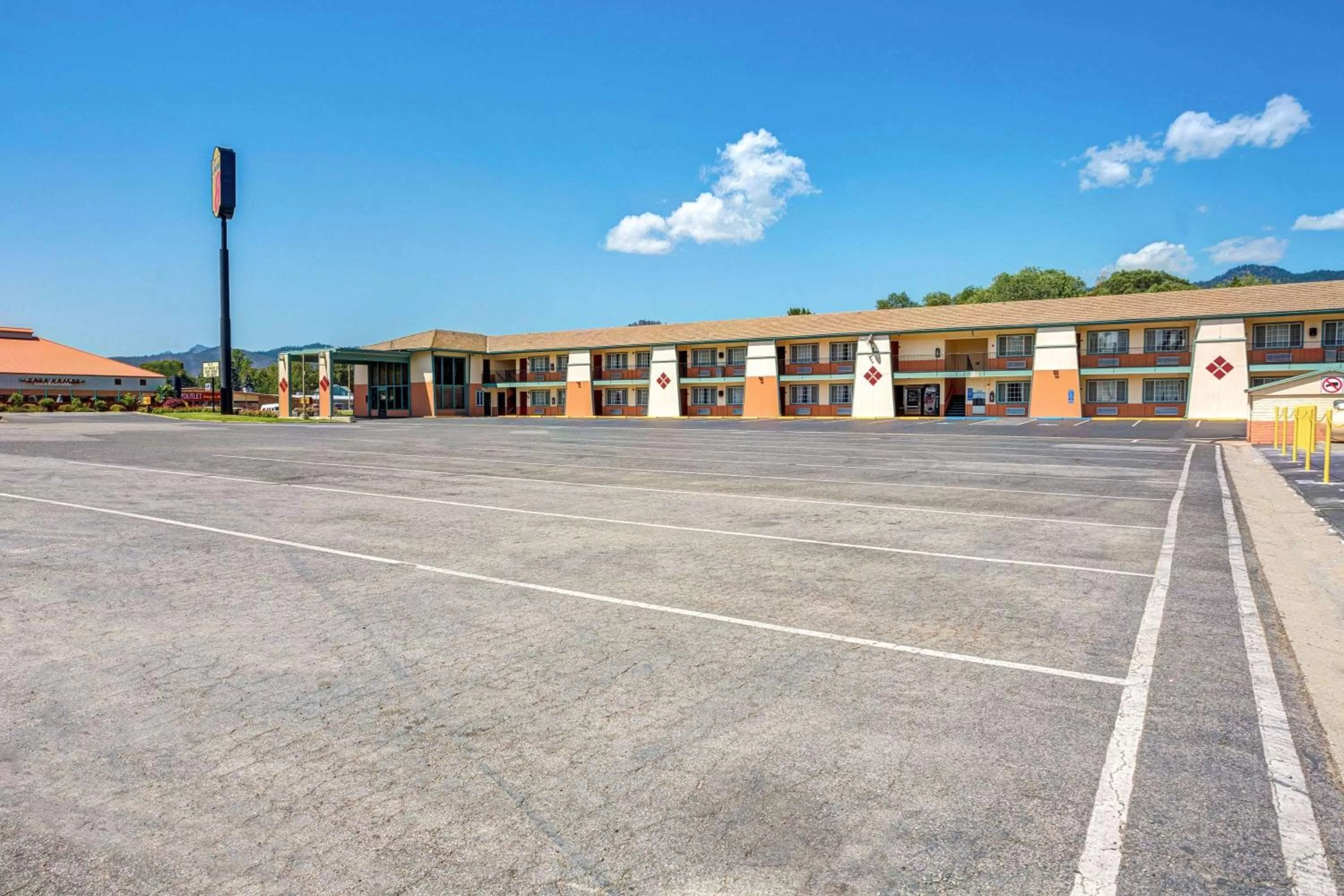 Property building in Super 8 by Wyndham Yreka