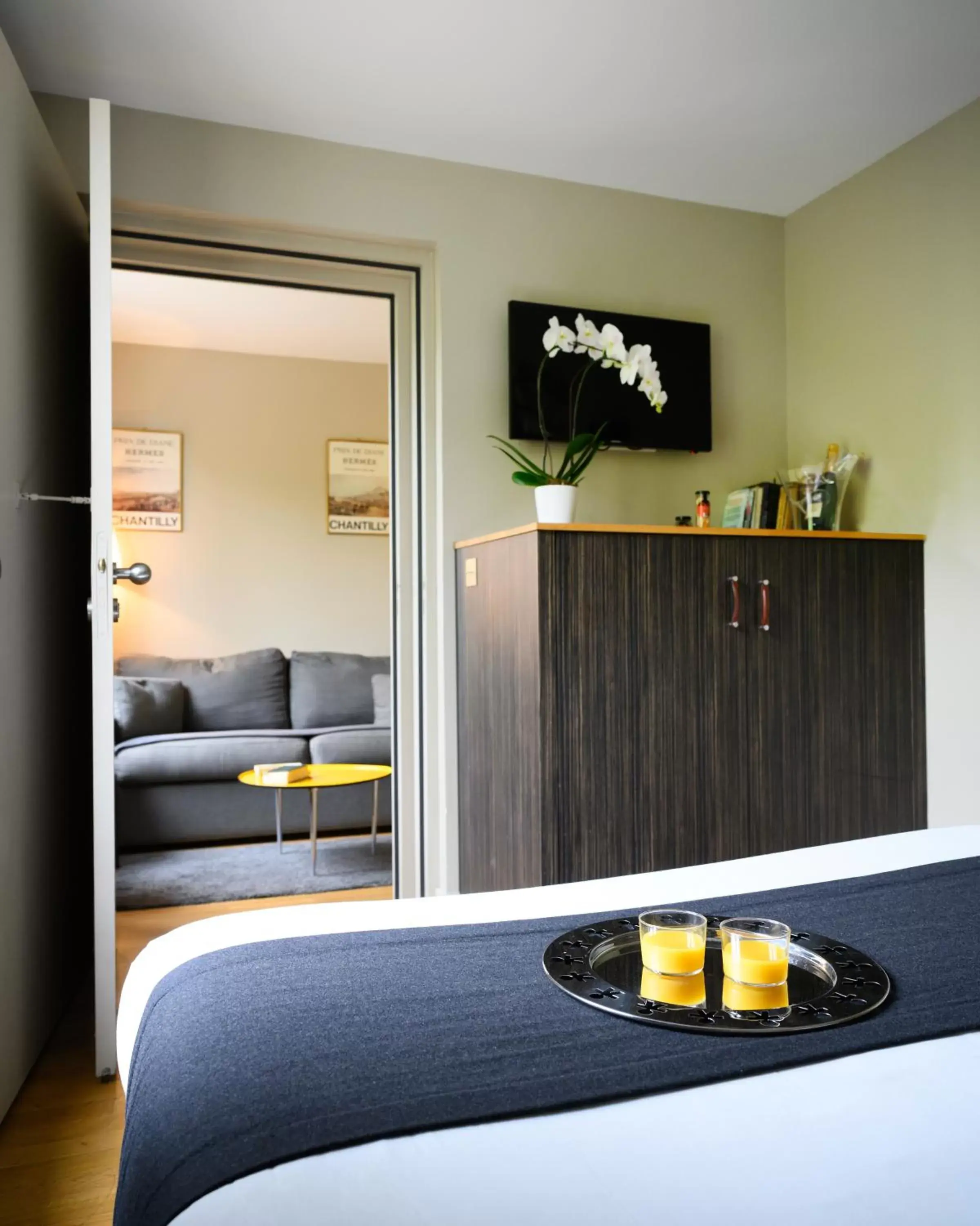 Bedroom, Kitchen/Kitchenette in Suites & Hotel Helzear Champs-Elysees