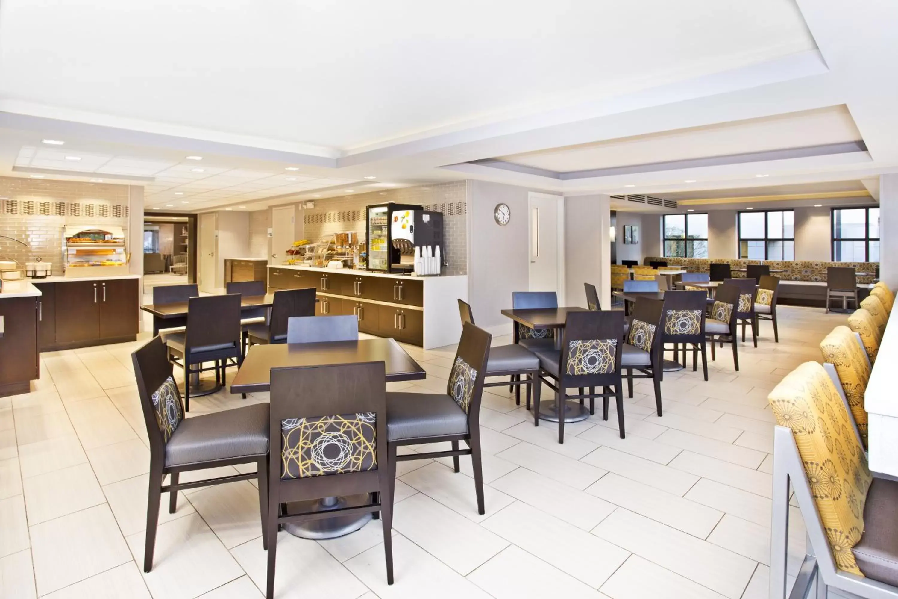 Breakfast, Restaurant/Places to Eat in Holiday Inn Express Boston-Waltham, an IHG Hotel