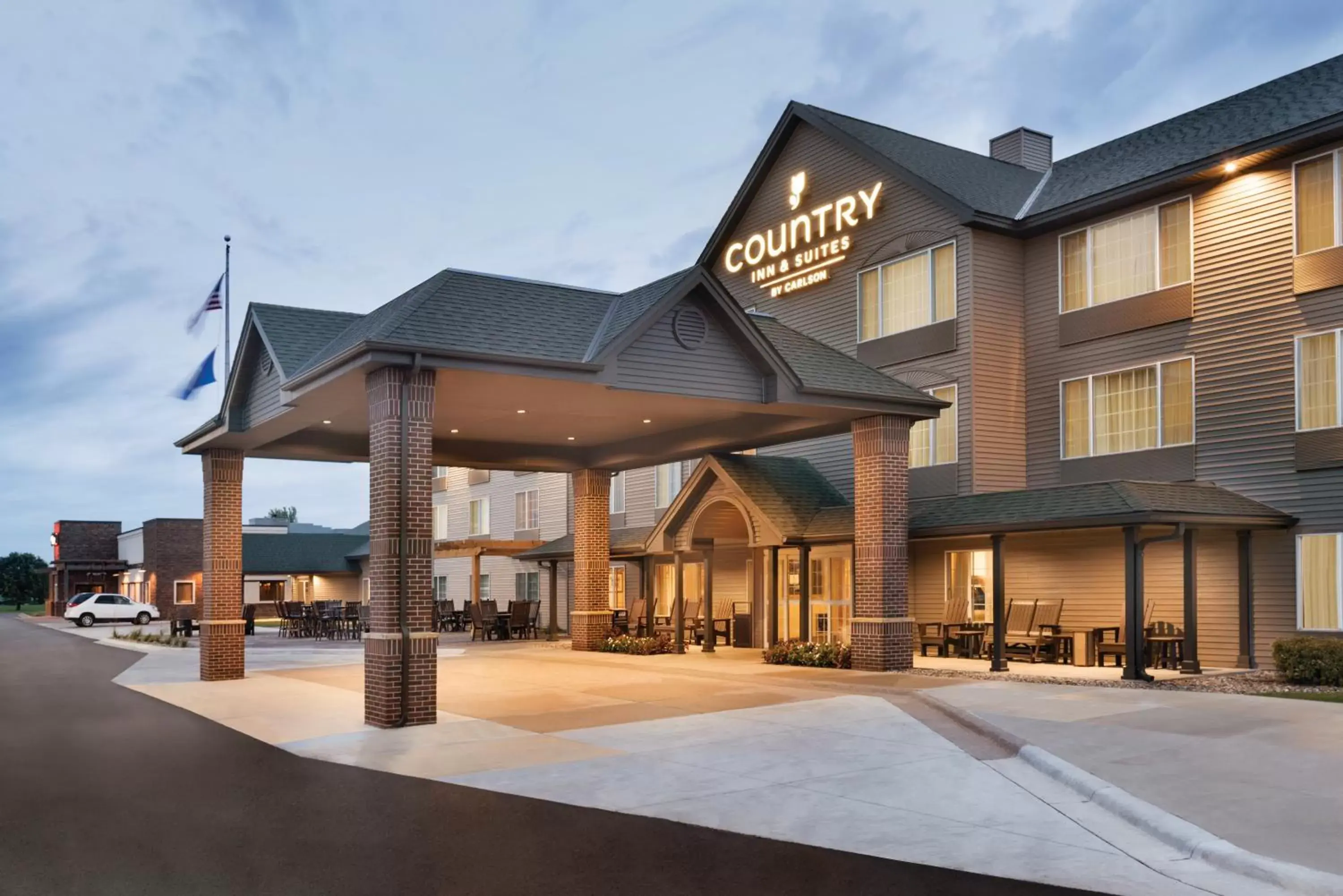 Facade/entrance, Property Building in Country Inn & Suites by Radisson, Mankato Hotel and Conference Center, MN