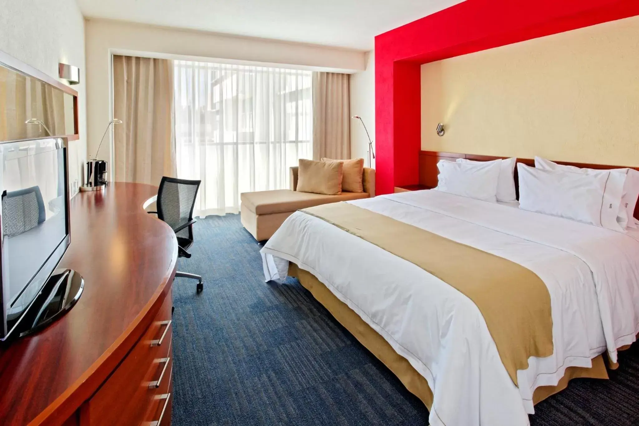 Photo of the whole room, Bed in Holiday Inn Express Guadalajara Expo, an IHG Hotel