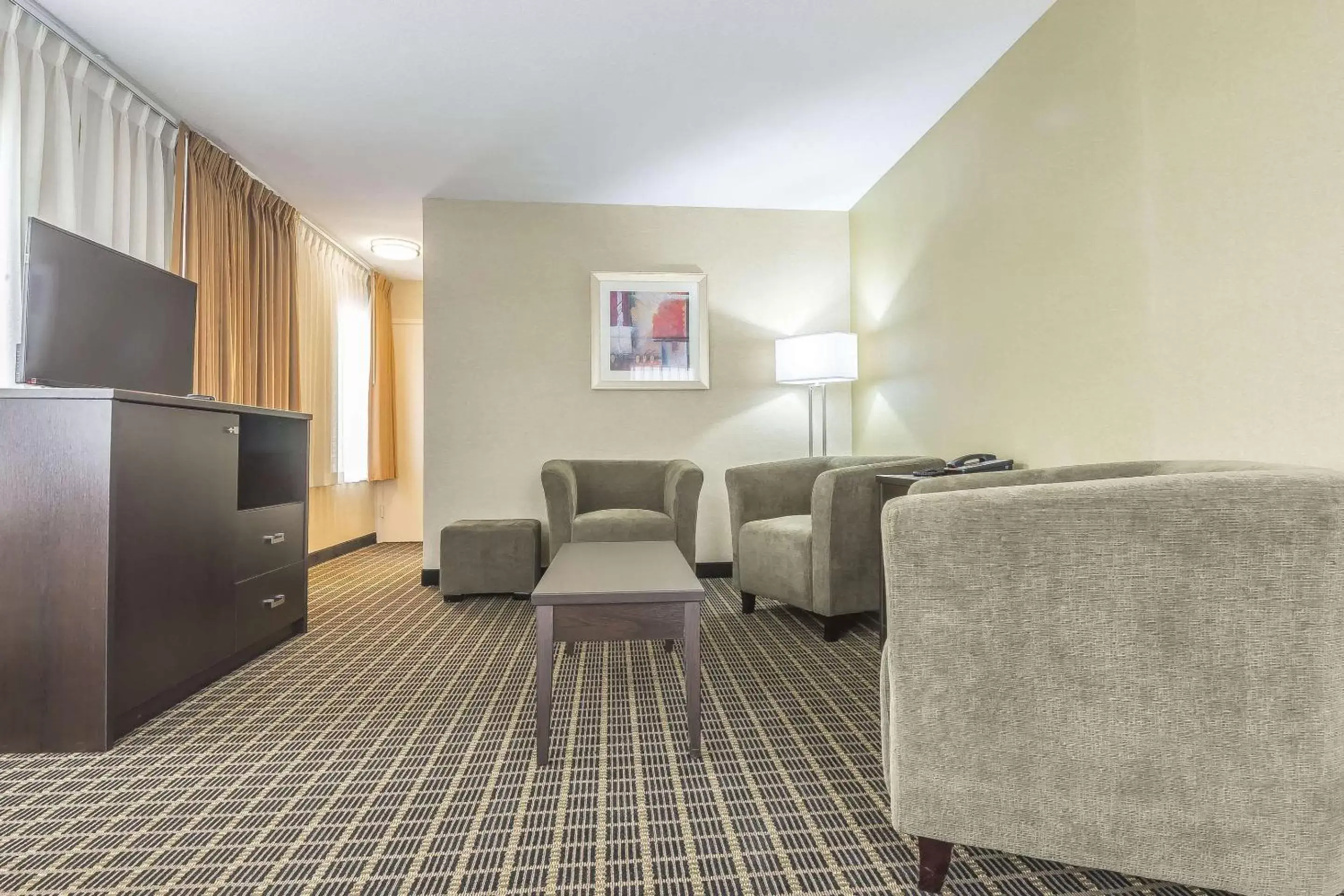 Living room, Seating Area in Quality Inn & Suites Downtown Windsor, ON, Canada