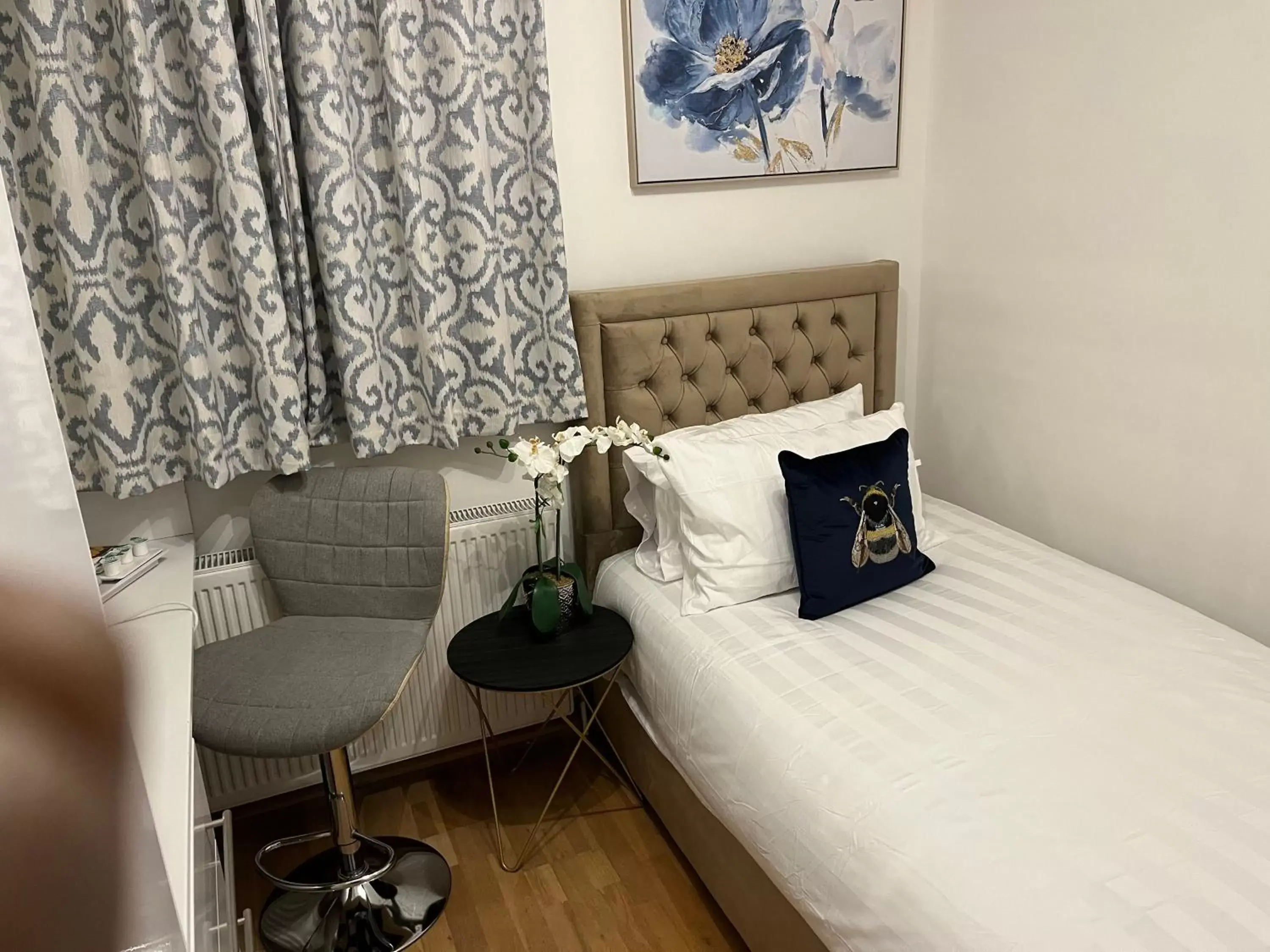 Bed in TJ Homes - Luxury Studio Suite with Garden View - Next to tube station London