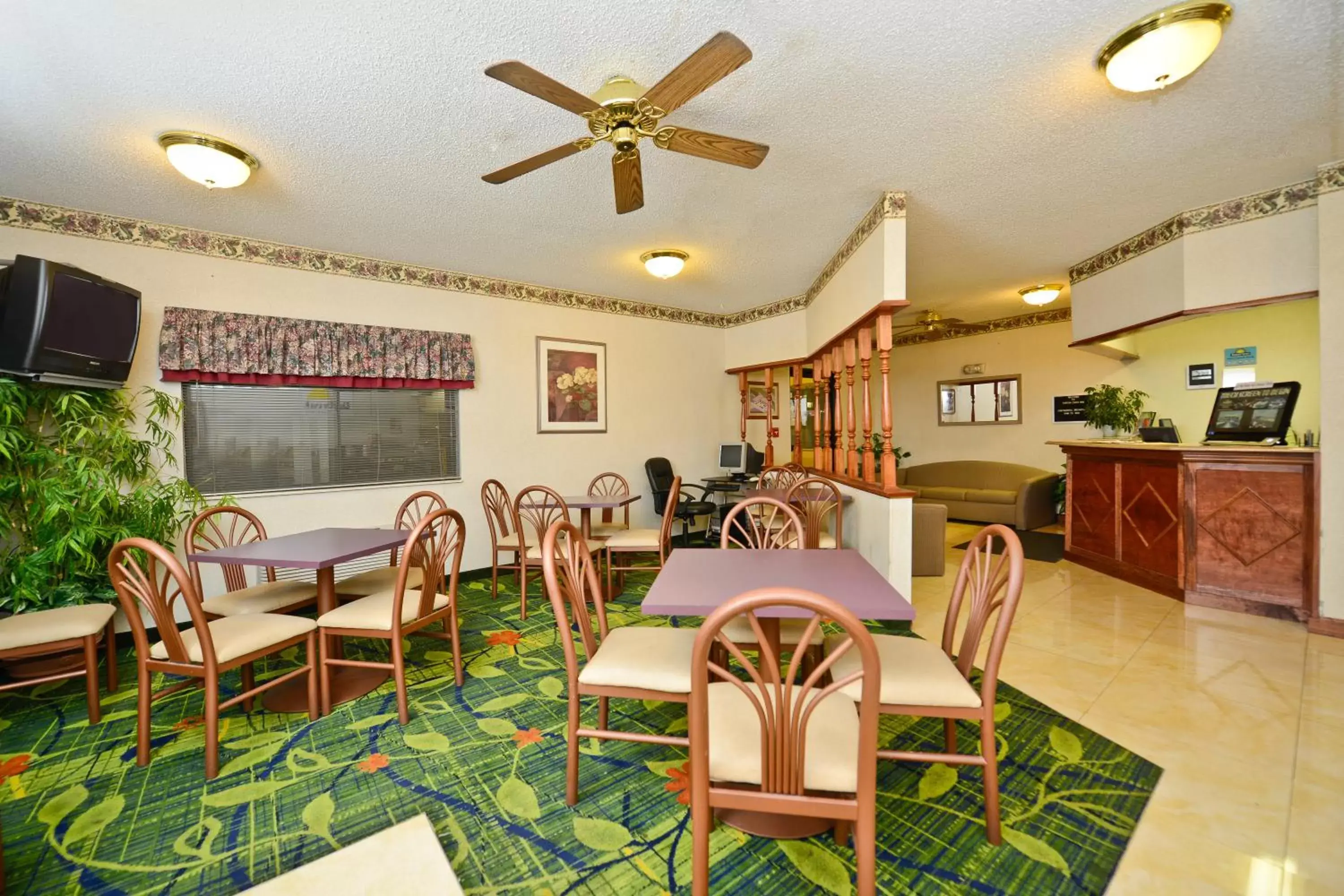Lobby or reception, Restaurant/Places to Eat in Days Inn by Wyndham Topeka