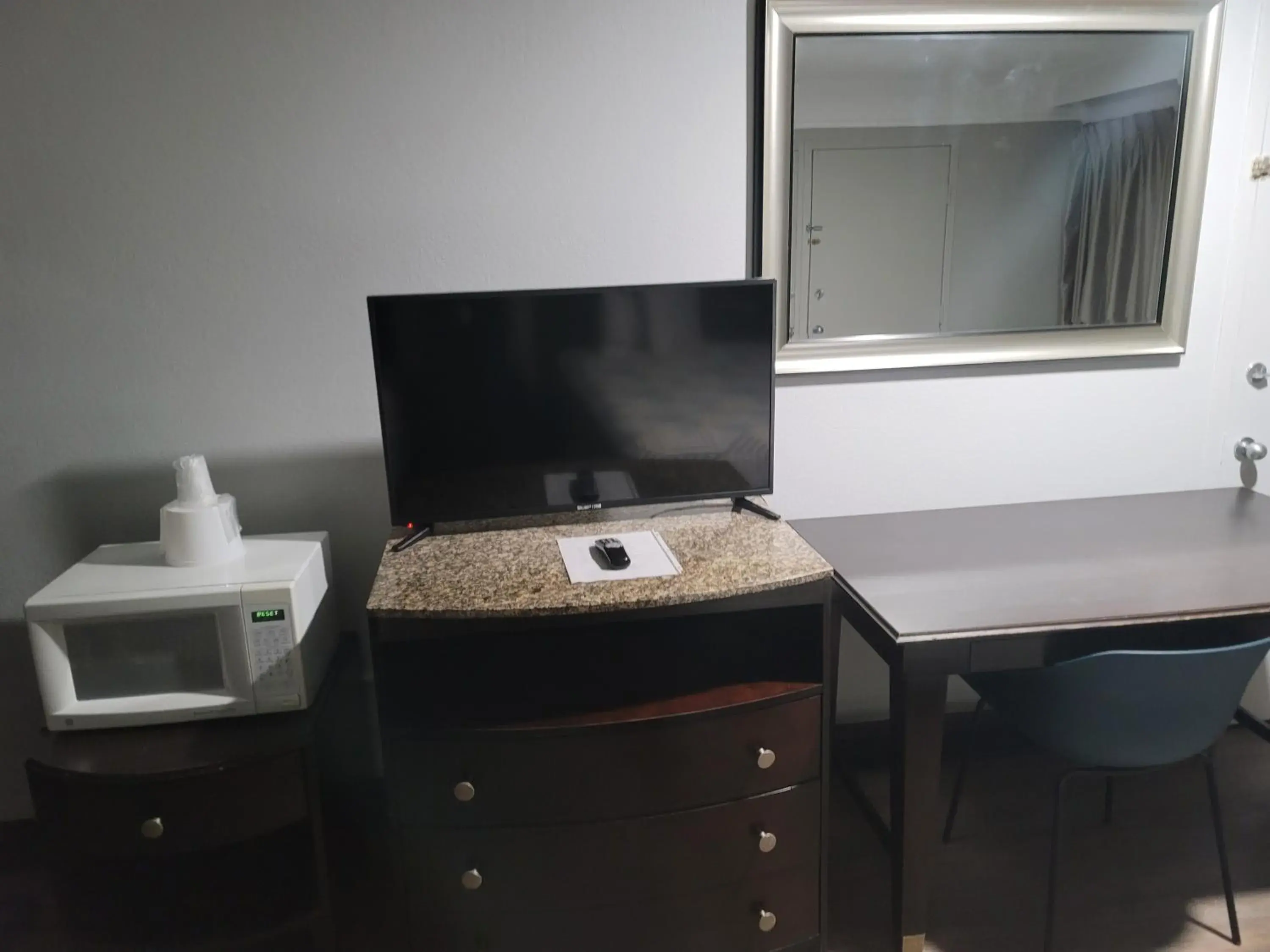 Queen Room with Two Queen Beds - Smoking in Studio 6 Suites Hinesville, GA Queen Room with Two Queen Beds - Smoking in Studio 6 Suites Hinesville, GA