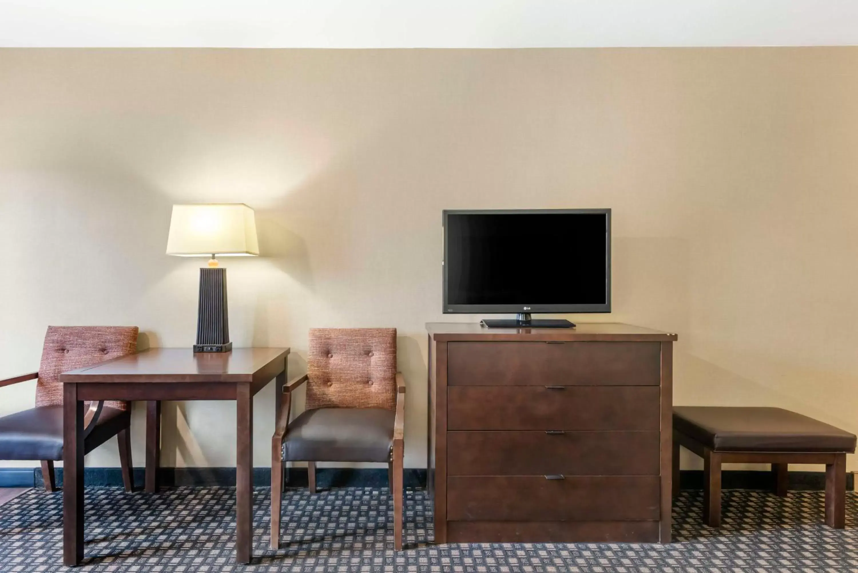 Bedroom, TV/Entertainment Center in Best Western Plus Ramkota Hotel