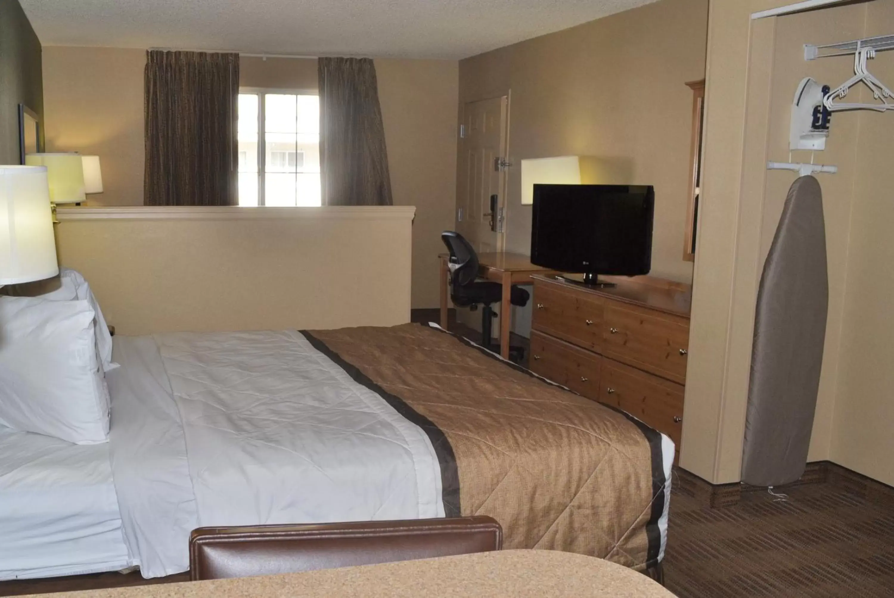 TV and multimedia, Bed in Extended Stay America Suites - Portland - Beaverton