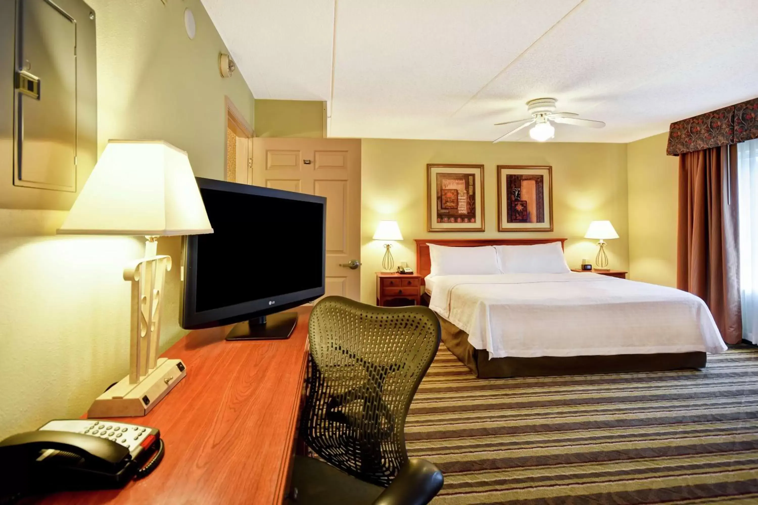 Bed, TV/Entertainment Center in Homewood Suites by Hilton Chester