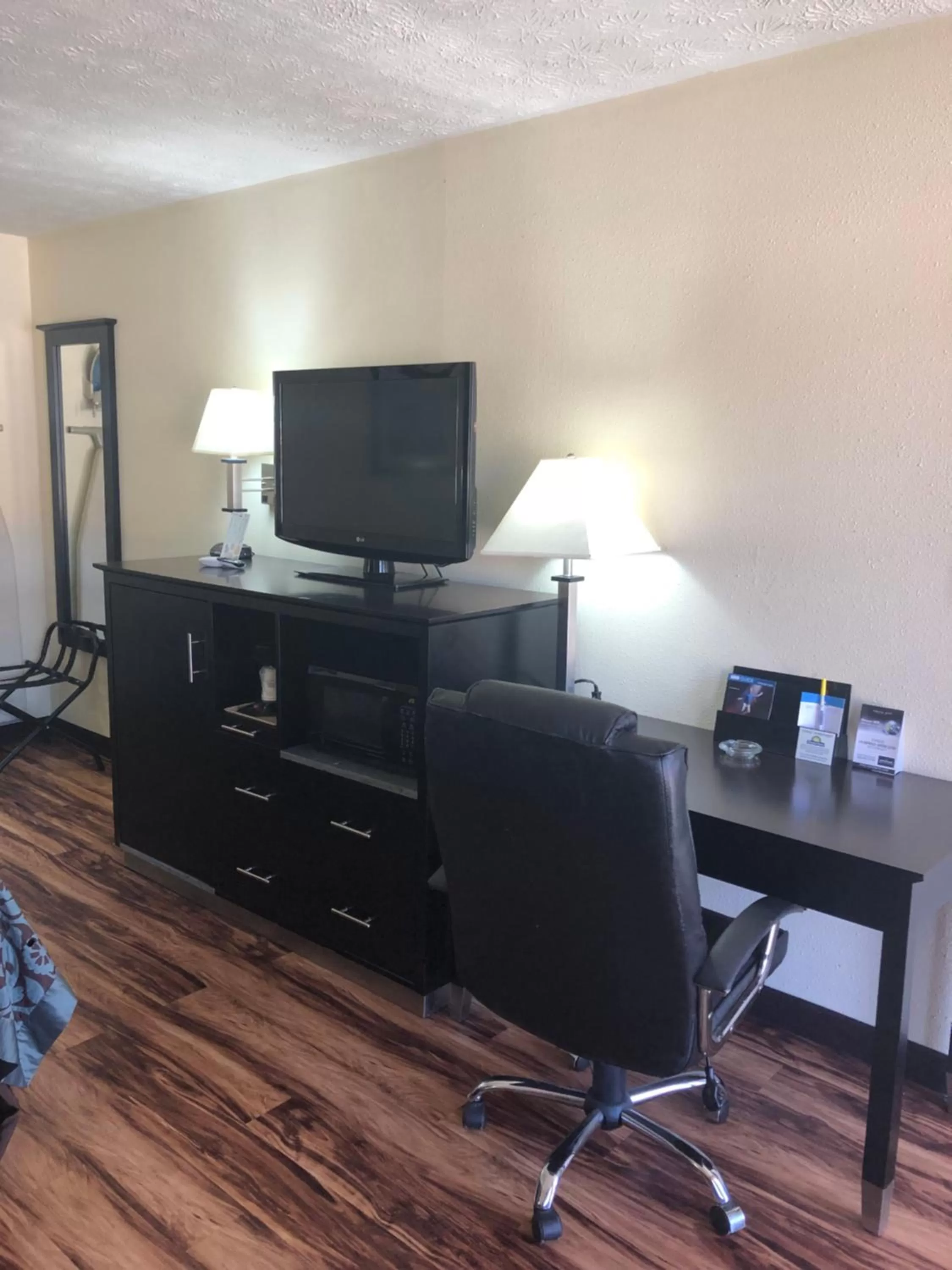 TV and multimedia in Days Inn by Wyndham Douglasville-Atlanta-Fairburn Road