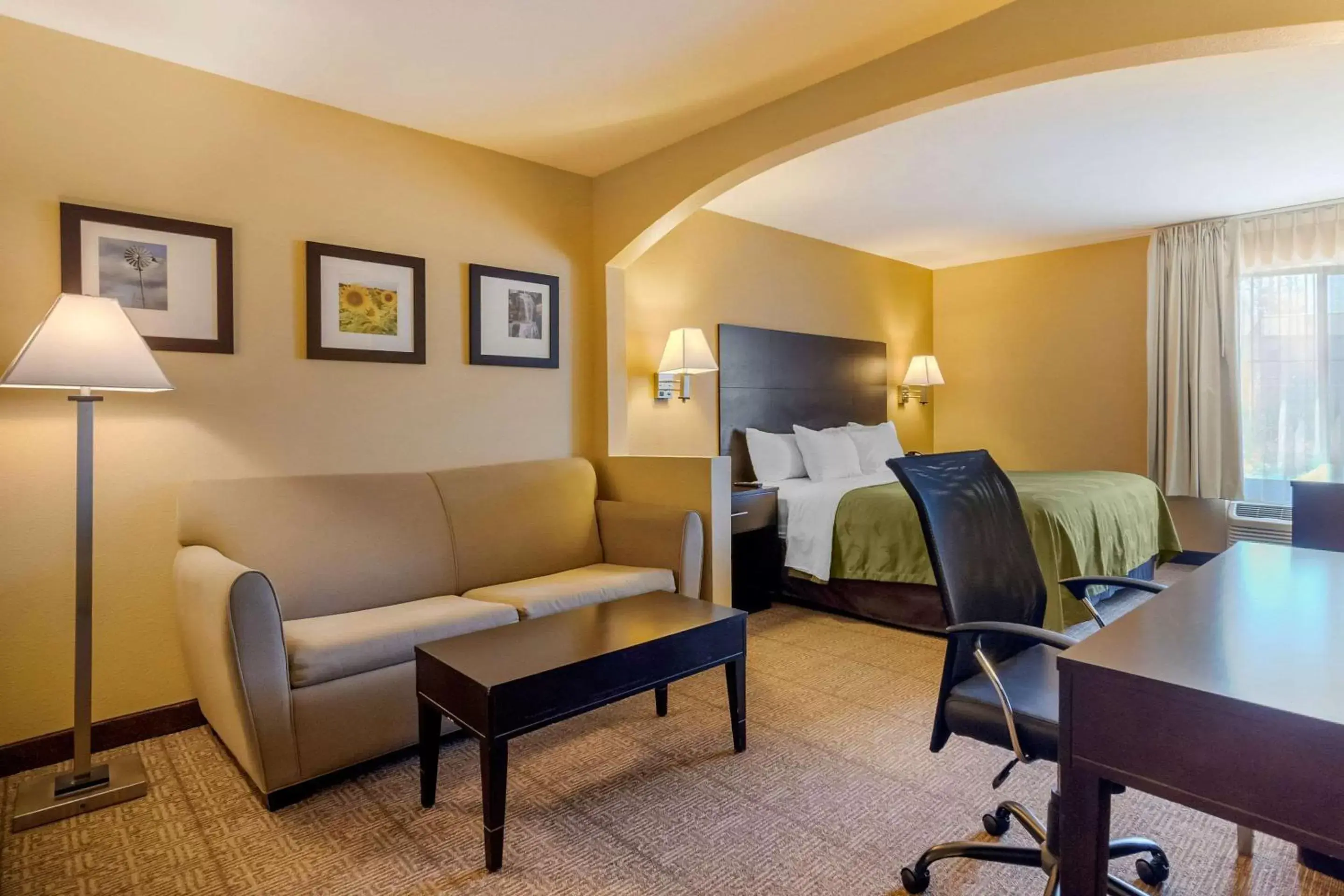 Photo of the whole room, Seating Area in Quality Inn & Suites Lenexa Kansas City
