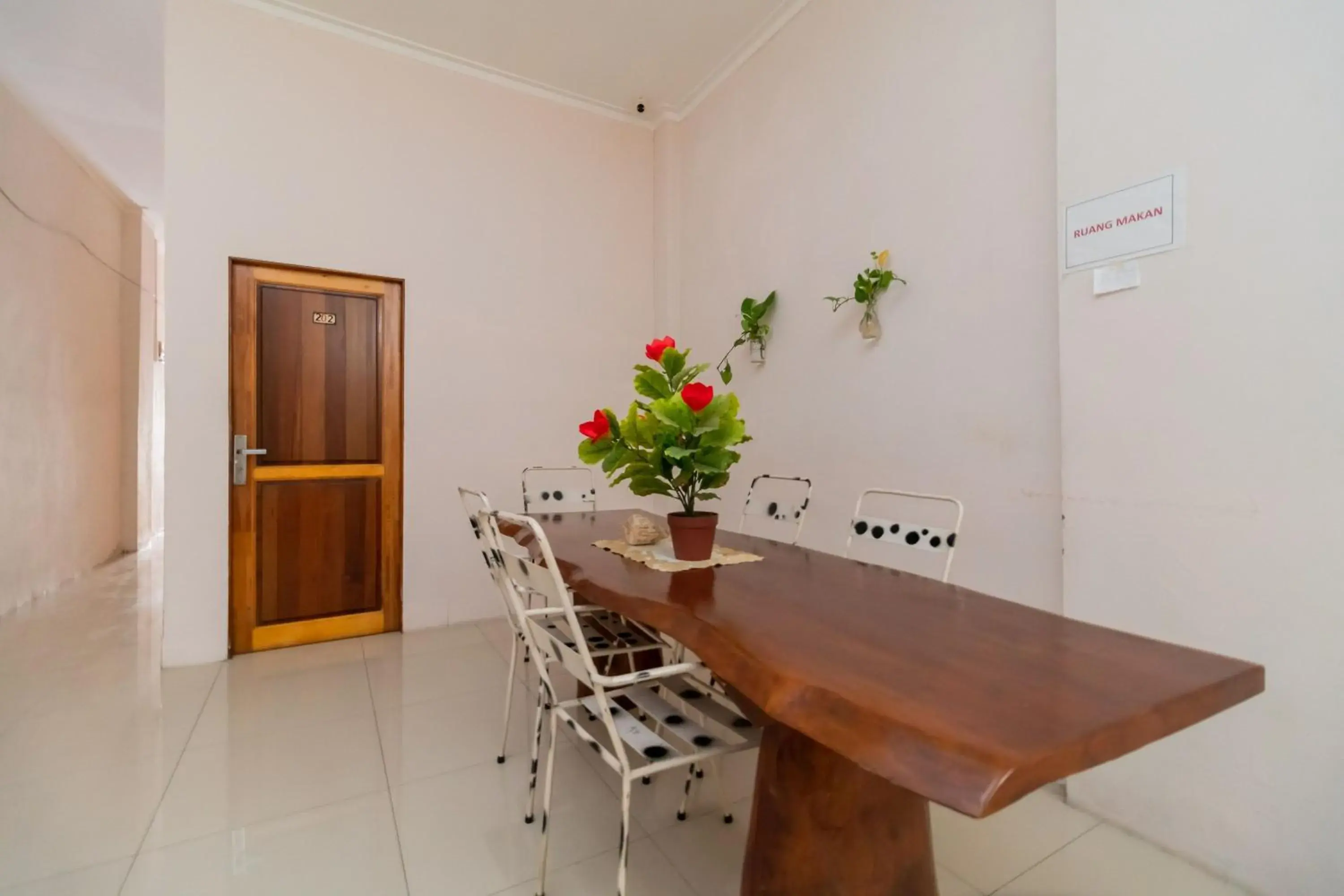 Dining Area in RedDoorz At Fella Homestay Medan