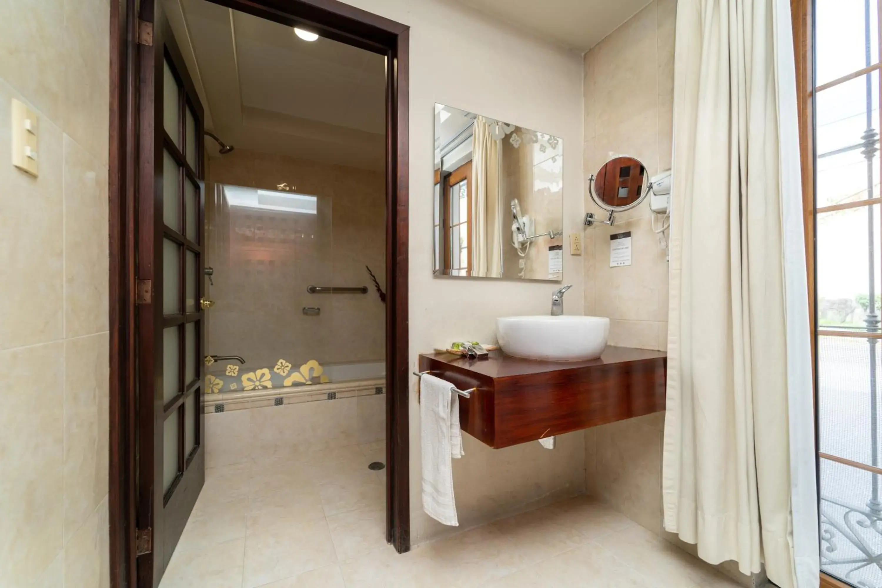 Bathroom in Casa de las Flores Hotel