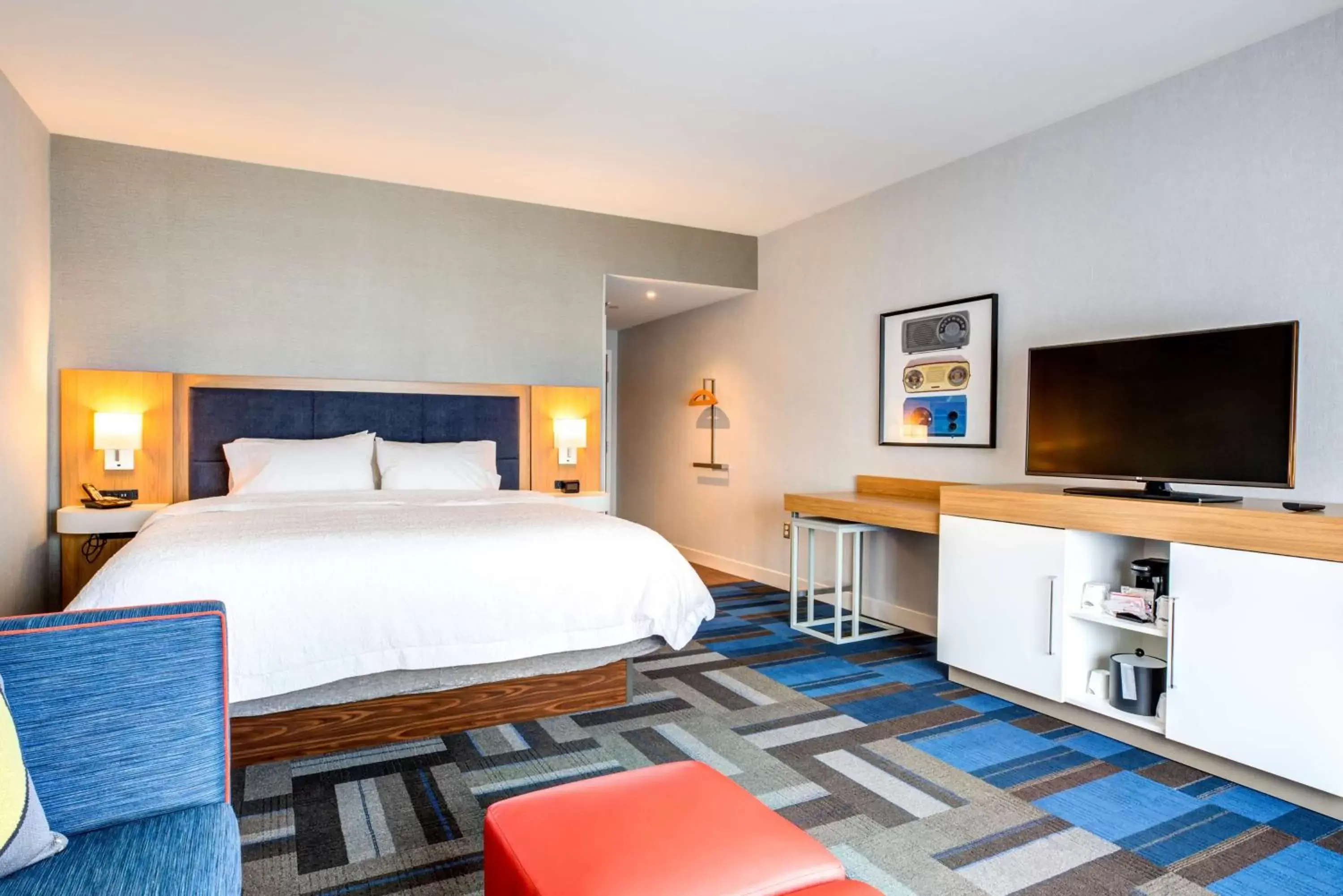 Bed in Hampton Inn & Suites Boston/Waltham