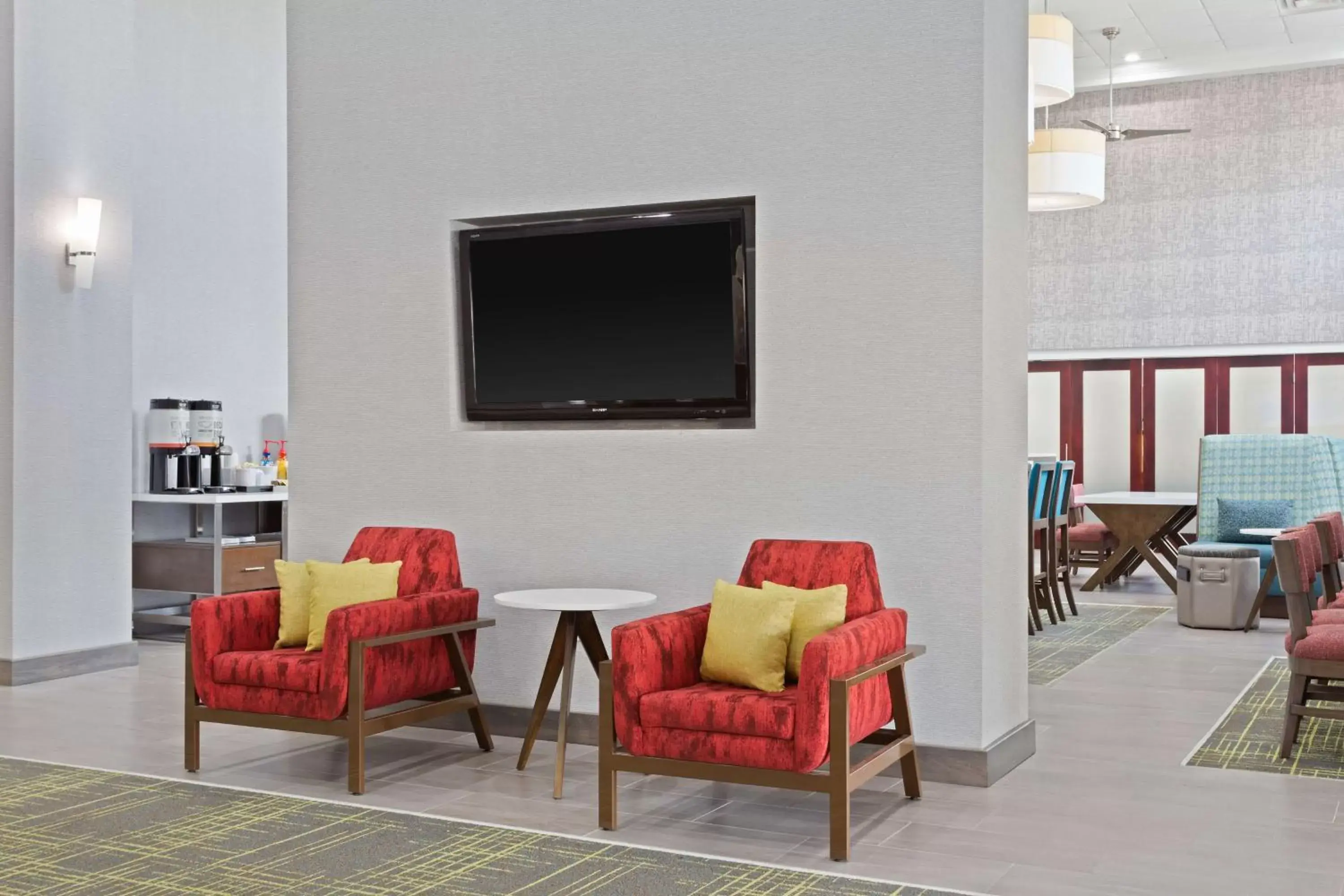 Lobby or reception, TV/Entertainment Center in Hampton Inn & Suites Orlando International Drive North