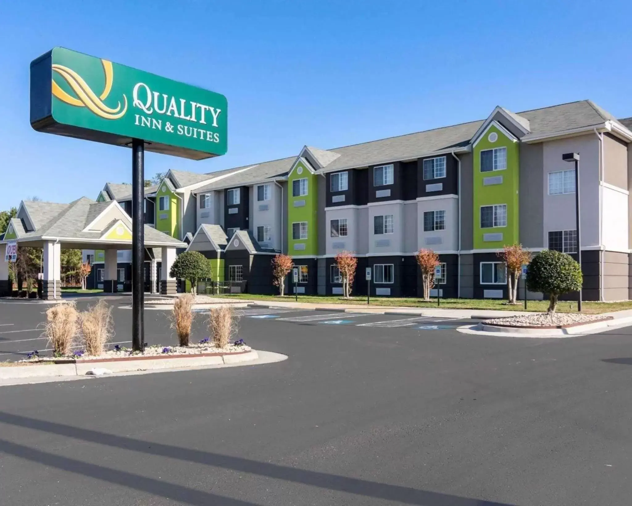 Property building in Quality Inn & Suites Ashland near Kings Dominion