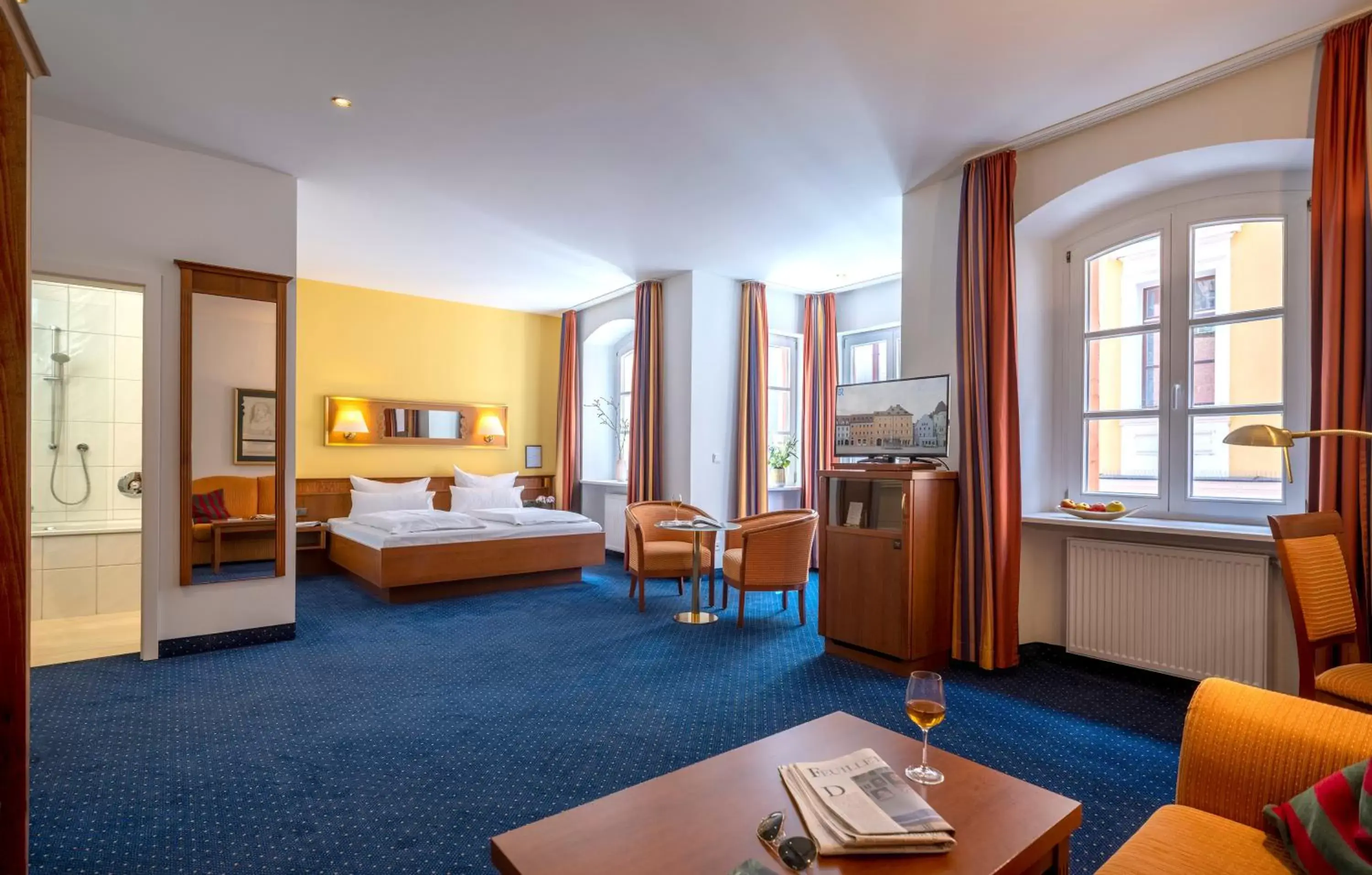 TV and multimedia, Bed in Altstadthotel der Patrizier