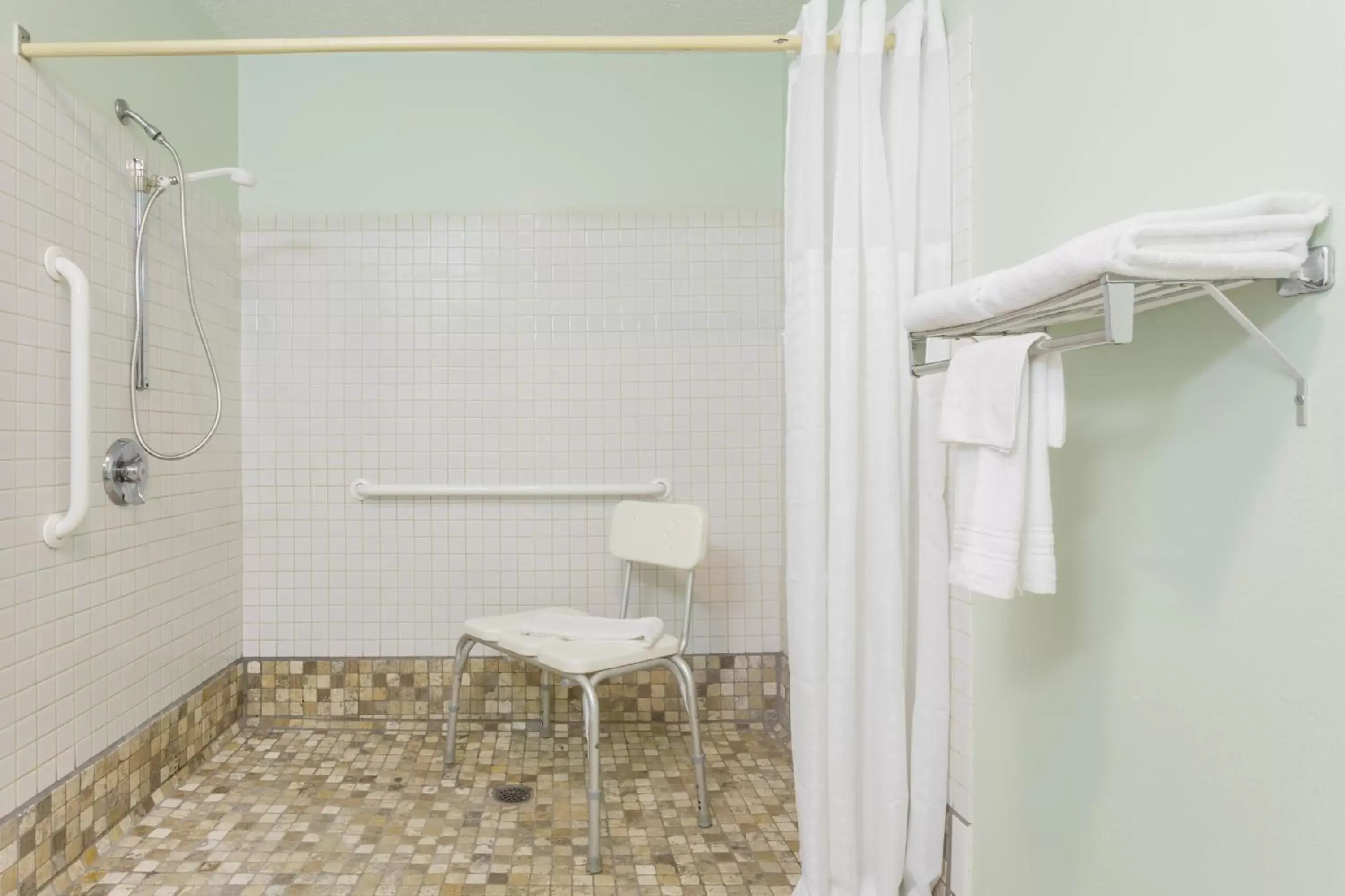 1 Queen Bed, Mobility Accessible Room, Bathtub w/ Grab Bars, Smoking in Super 8 by Wyndham Gallipolis Pt Pleasant Area 1 Queen Bed, Mobility Accessible Room, Bathtub w/ Grab Bars, Smoking in Super 8 by Wyndham Gallipolis Pt Pleasant Area