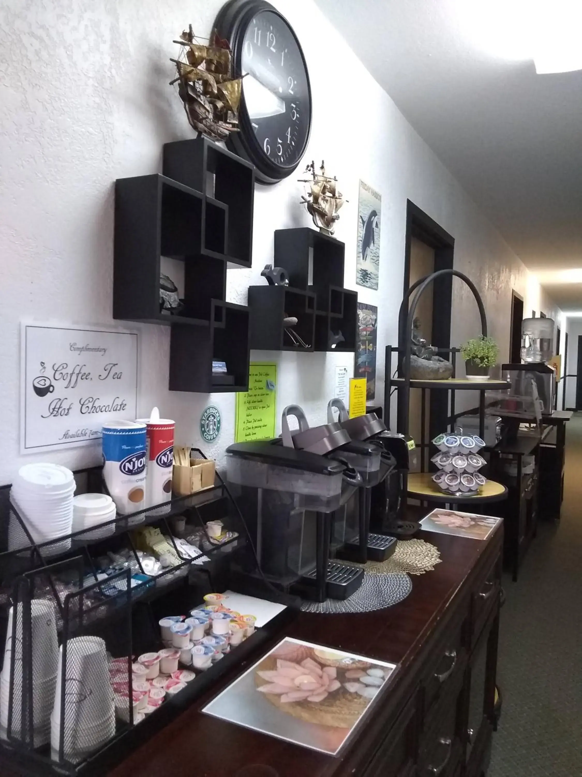 Coffee/tea facilities, Kitchen/Kitchenette in The Orca Inn