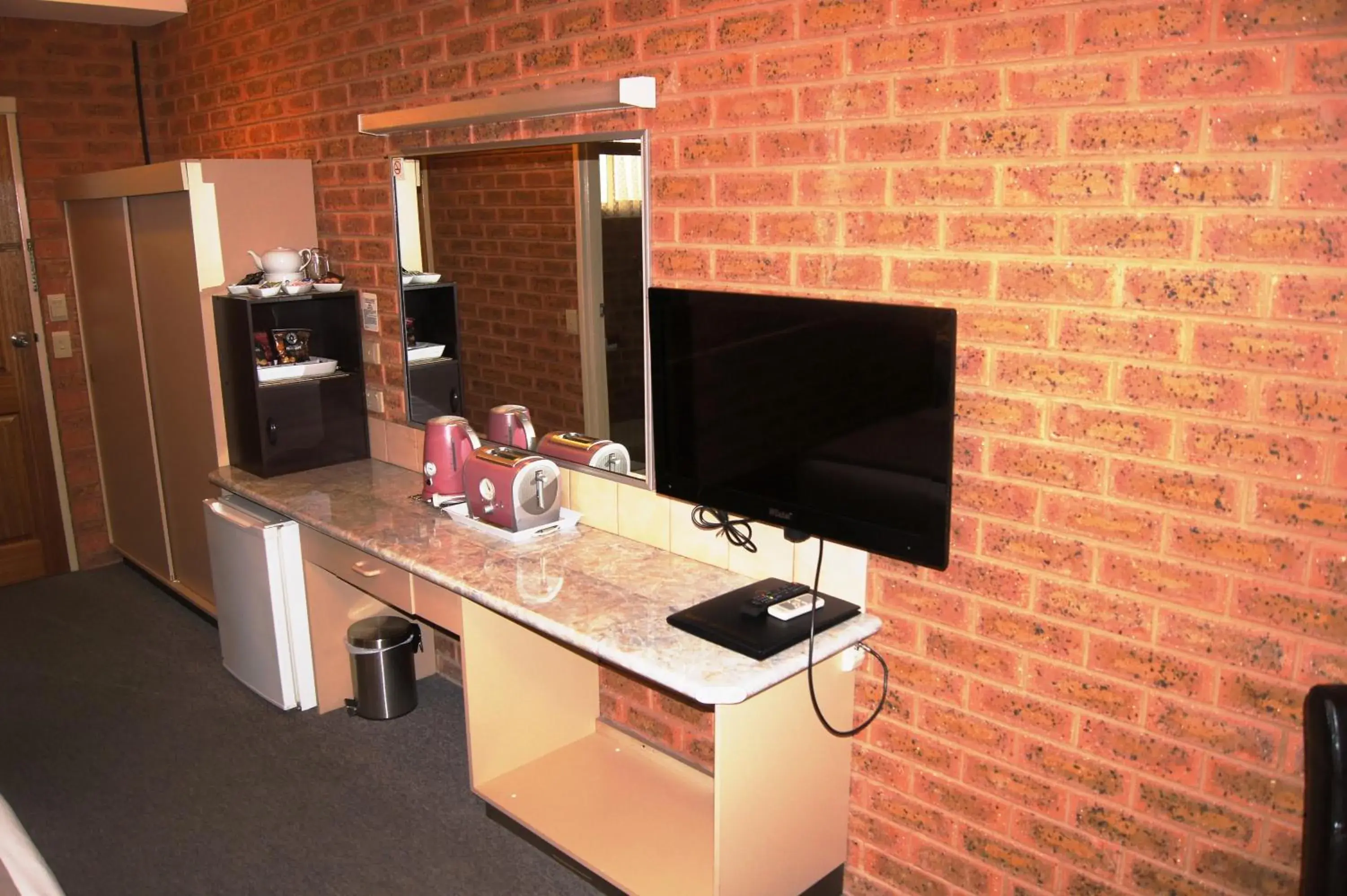 TV and multimedia, TV/Entertainment Center in Central Yarrawonga Motor Inn