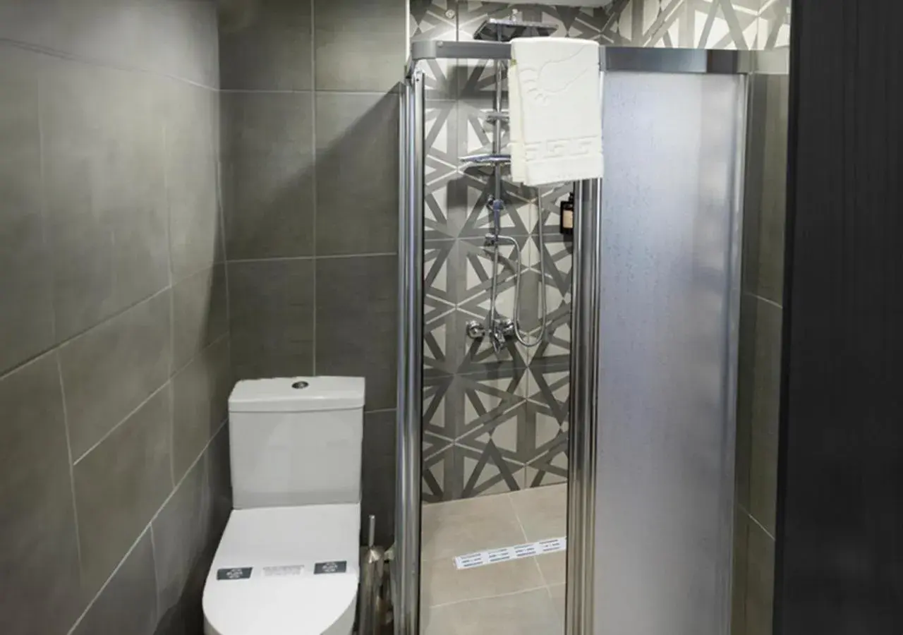 Shower, Bathroom in MONEZZA HOTEL MALTEPE