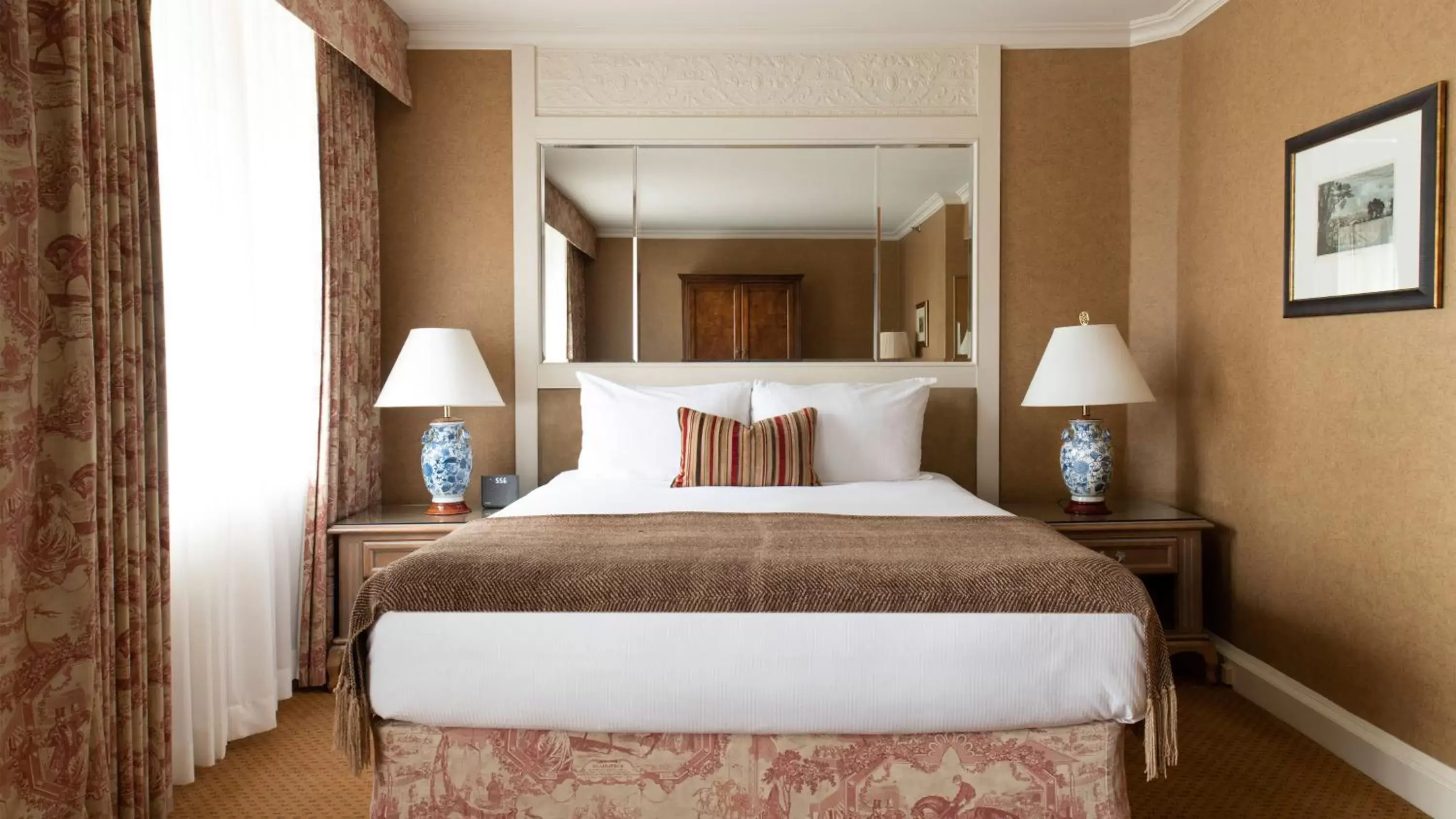 Bed in Wedgewood Hotel & Spa - Relais & Chateaux