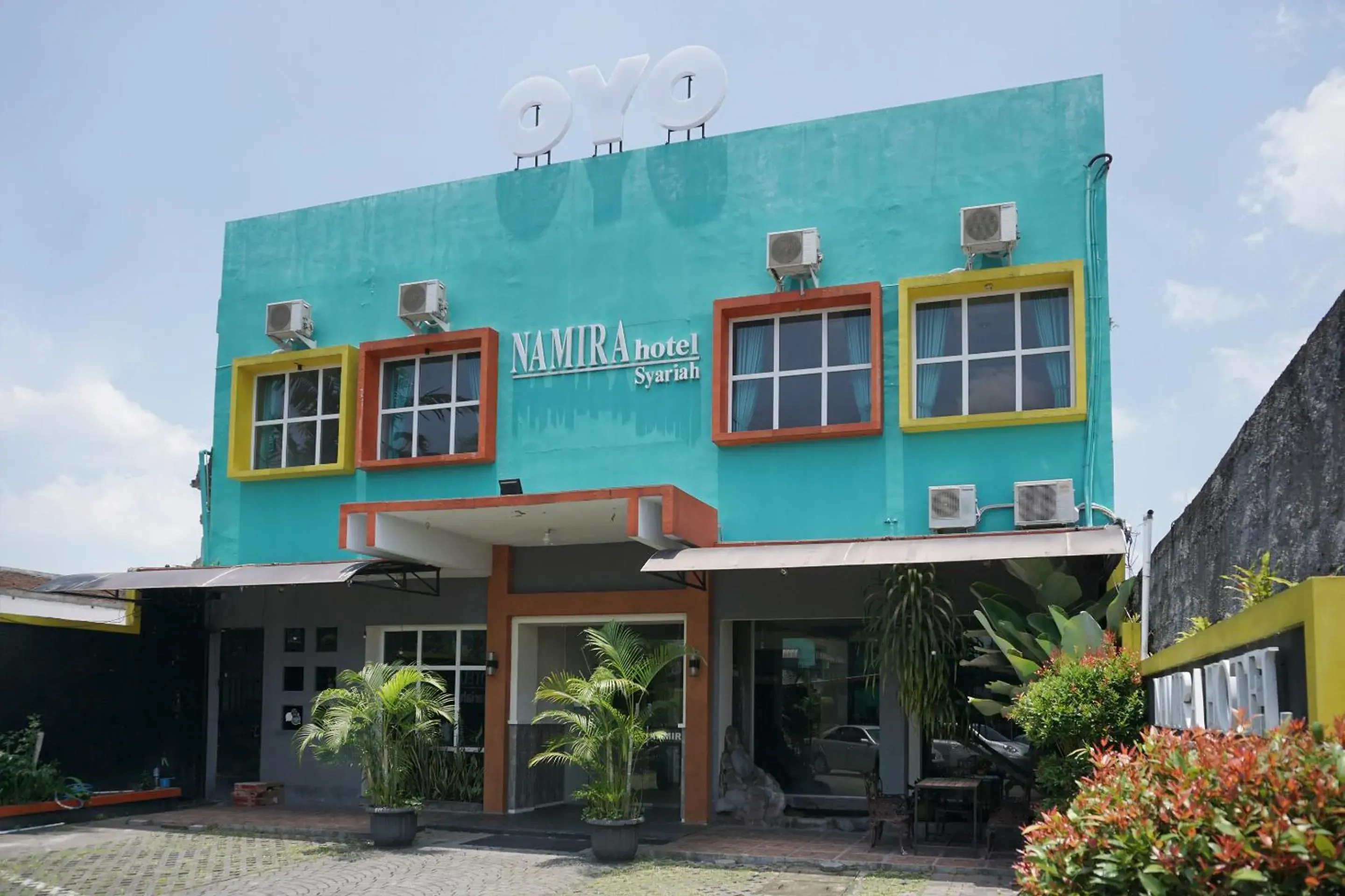 Facade/entrance, Property Building in RedDoorz Syariah At Namira Hotel