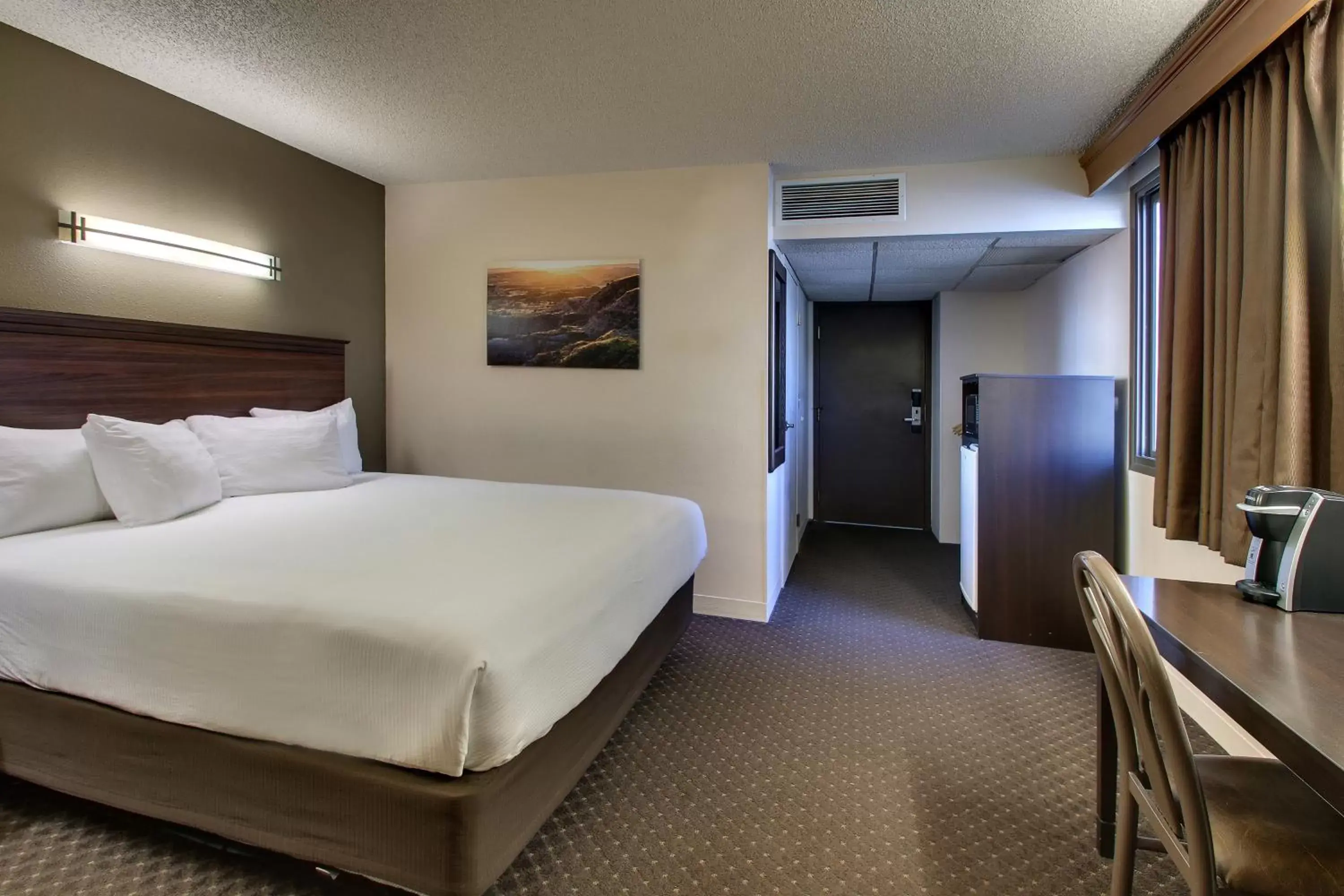 Bed in EverSpring Inn & Suites