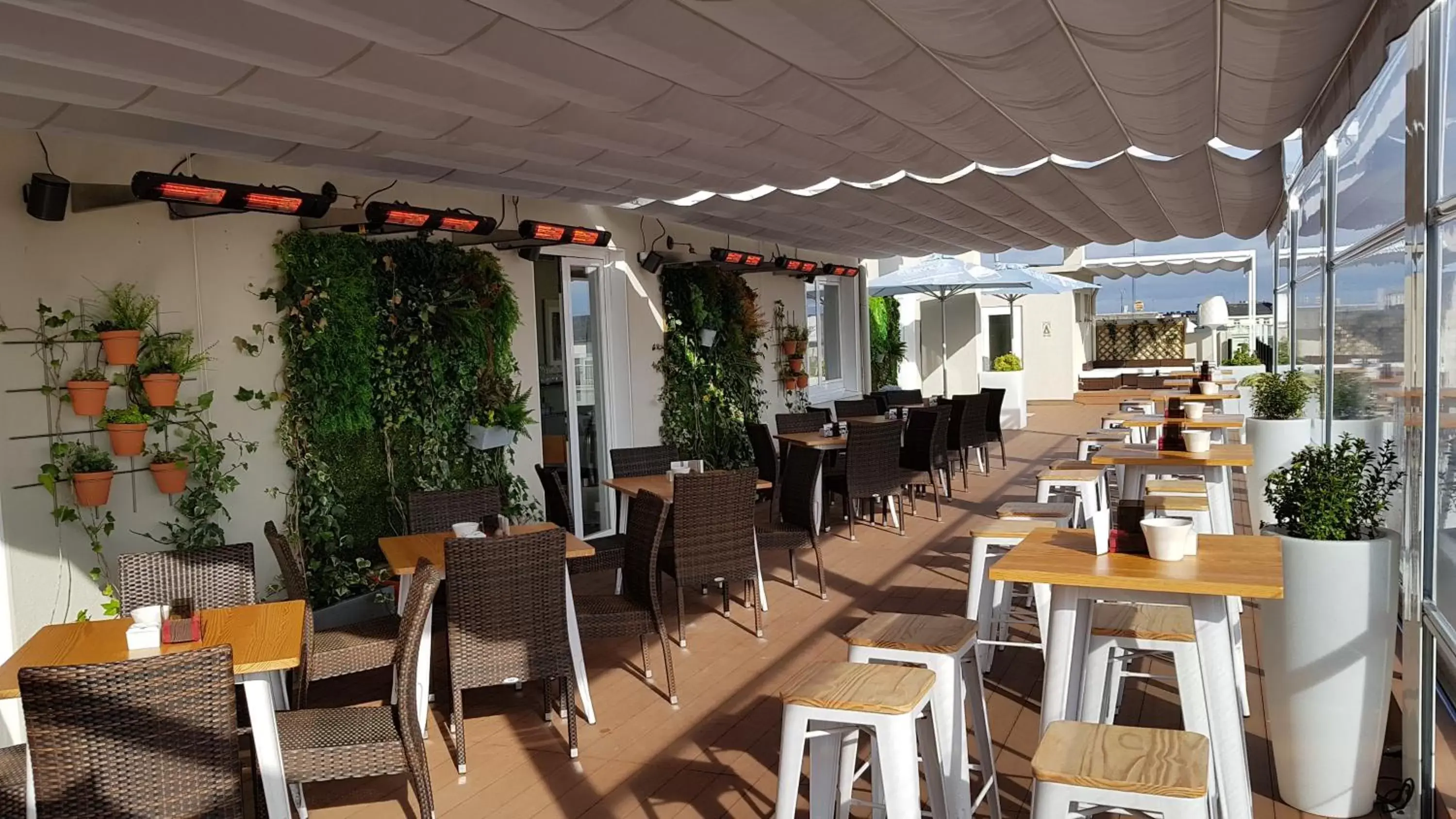 Balcony/Terrace, Restaurant/Places to Eat in Hotel Mendez Nuñez