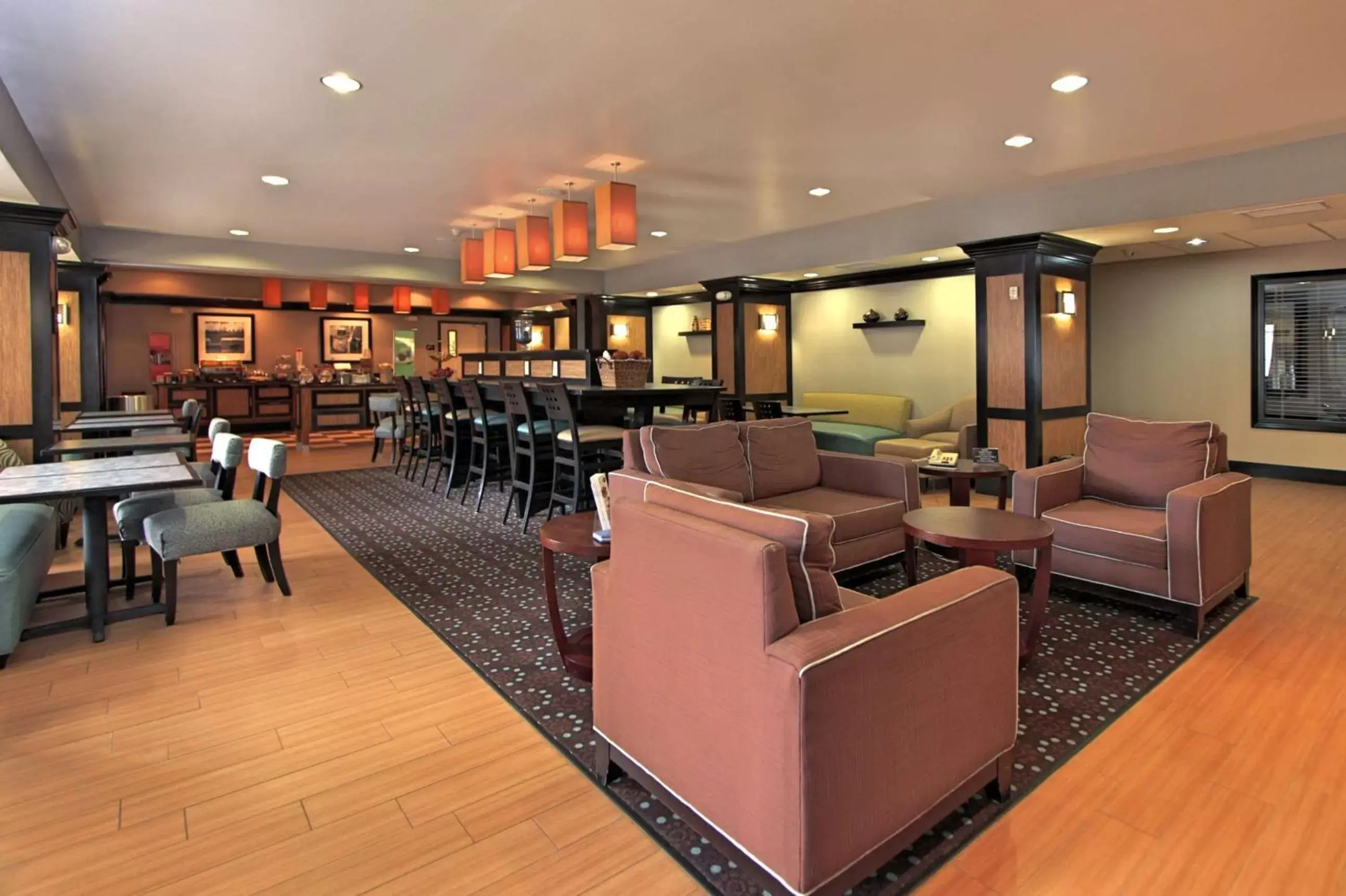 Lobby or reception, Lounge/Bar in Hampton Inn Defiance