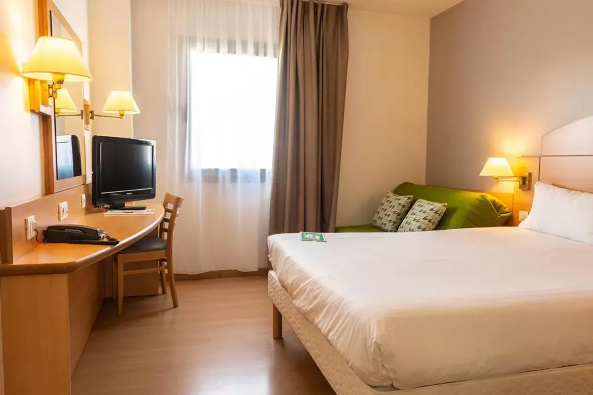 Photo of the whole room, Bed in Campanile Madrid Alcalá de Henares