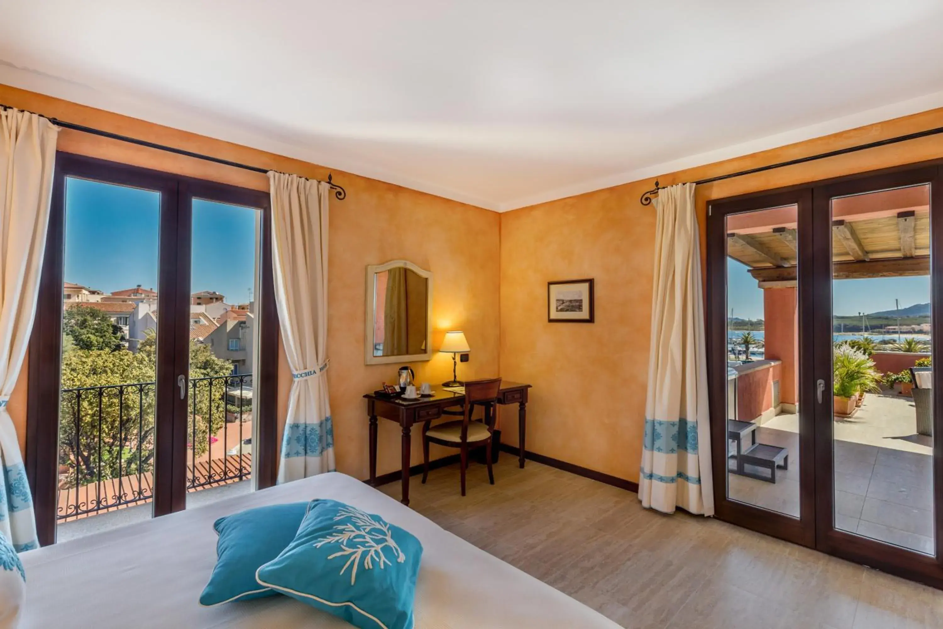 Coffee/tea facilities, Bed in La Vecchia Fonte Boutique Hotel Coffee/tea facilities, Bed in La Vecchia Fonte Boutique Hotel